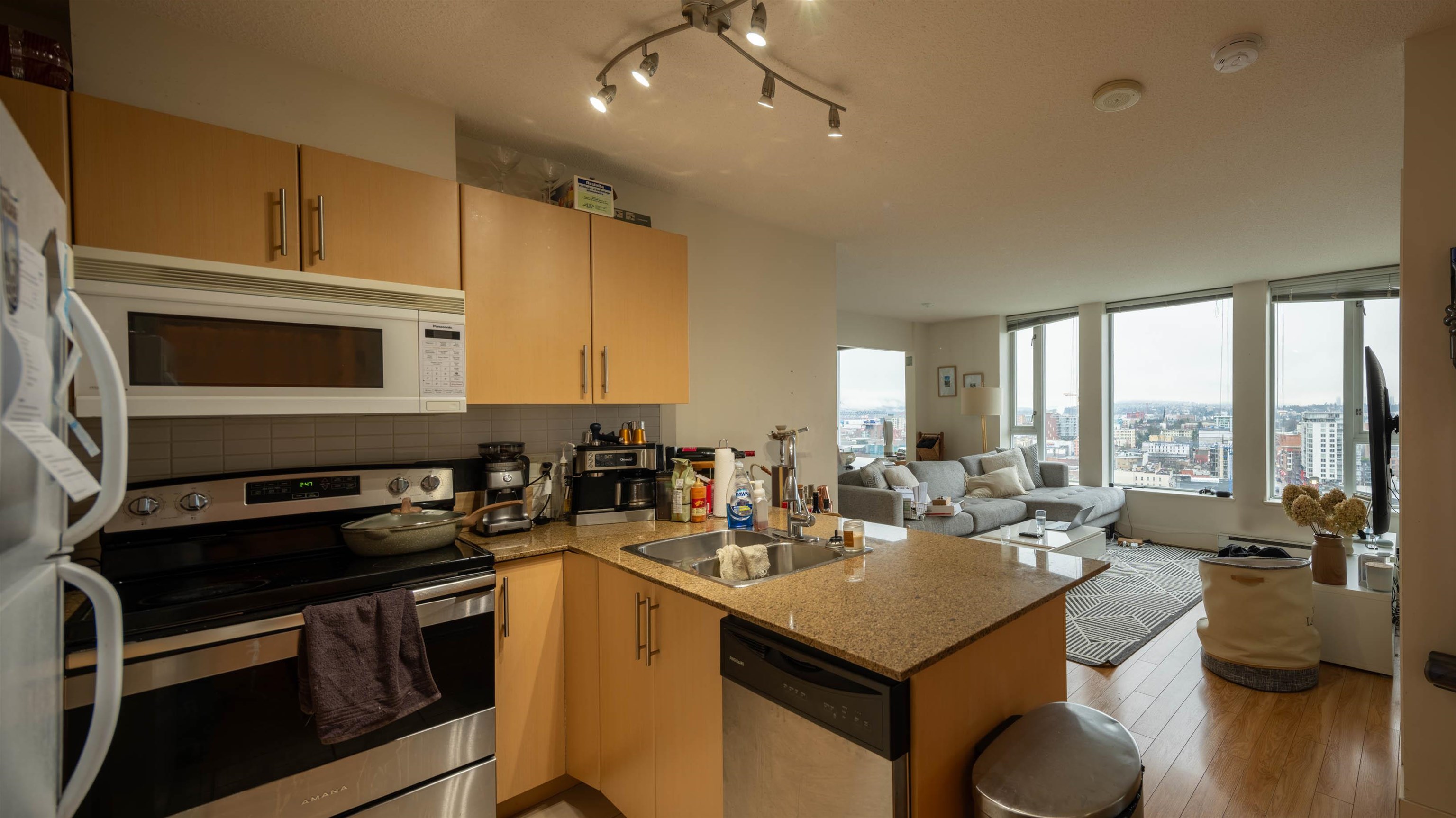 2207-550 TAYLOR STREET, Vancouver, British Columbia Apartment/Condo, 2 Bedrooms, 2 Bathrooms, Residential Attached,For Sale, MLS-R2844512