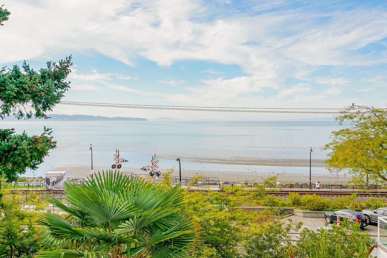 301-820 HABGOOD STREET, White Rock, British Columbia, 2 Bedrooms Bedrooms, ,2 BathroomsBathrooms,Residential Attached,For Sale,R2846682