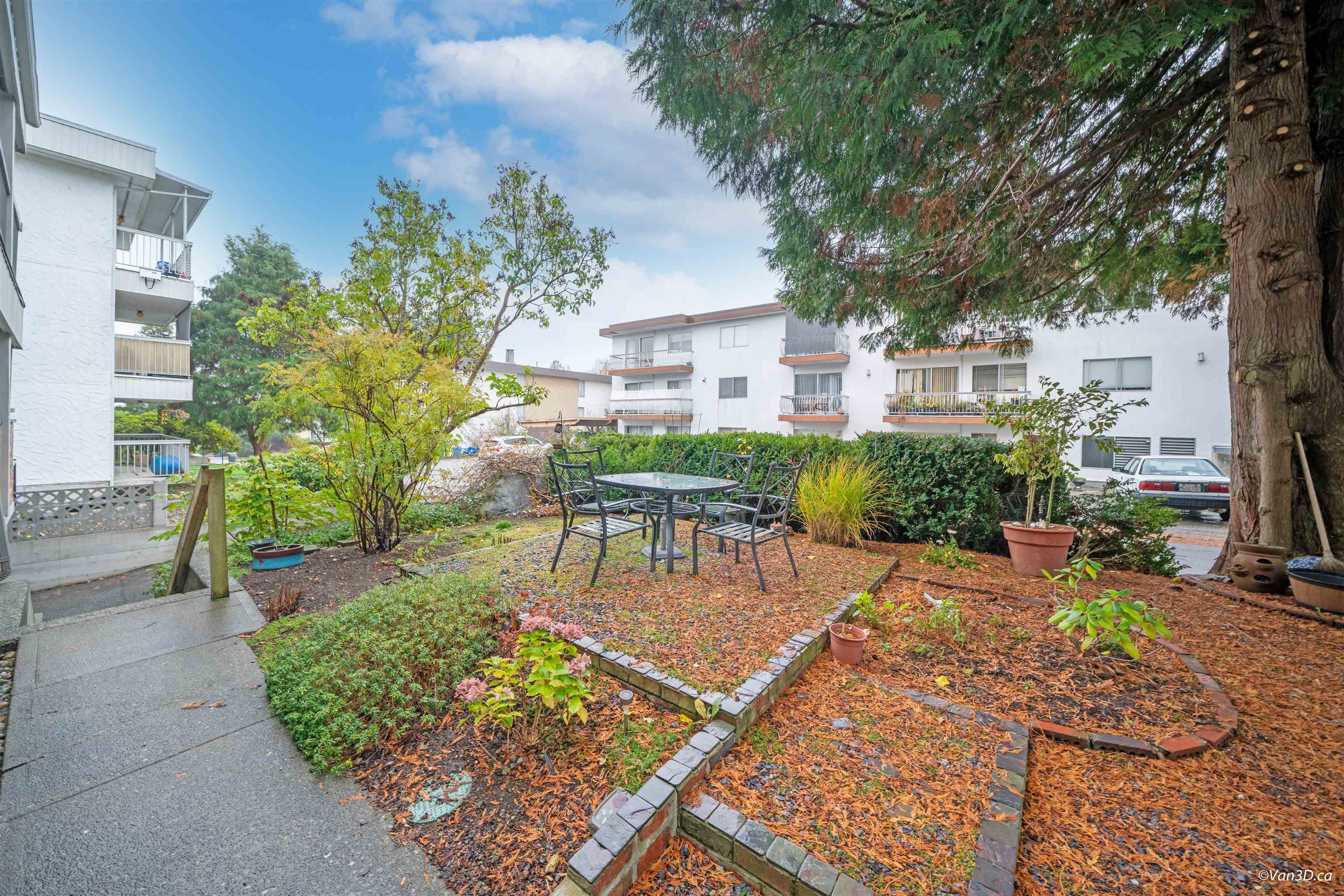 206-1355 FIR STREET, White Rock, British Columbia, 1 Bedroom Bedrooms, ,1 BathroomBathrooms,Residential Attached,For Sale,R2846874