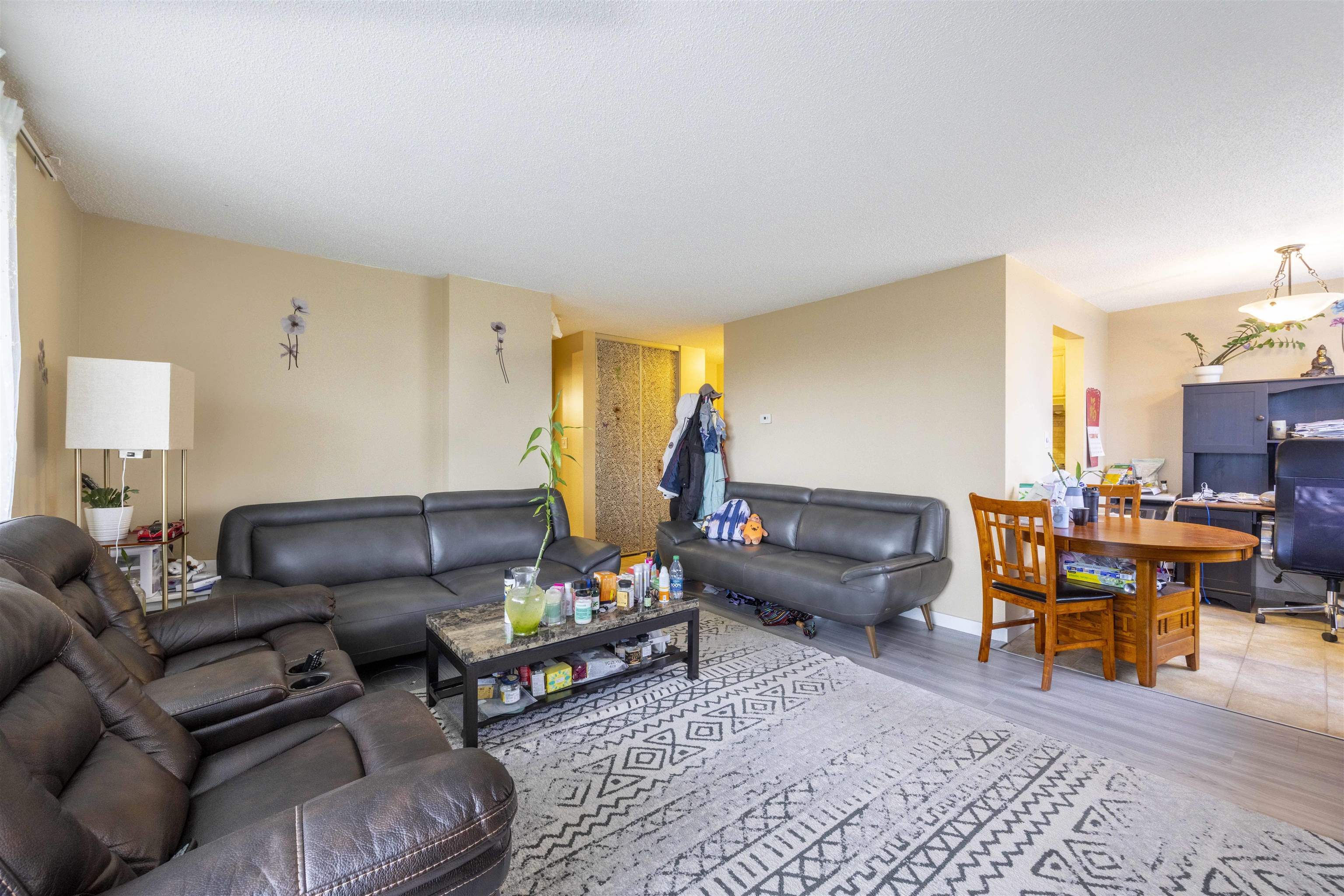 Listing image of 302 701 W VICTORIA PARK