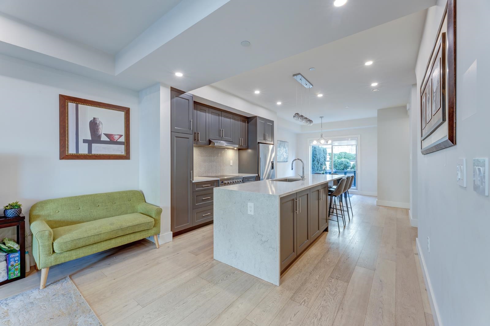Listing image of 4 115 W QUEENS ROAD