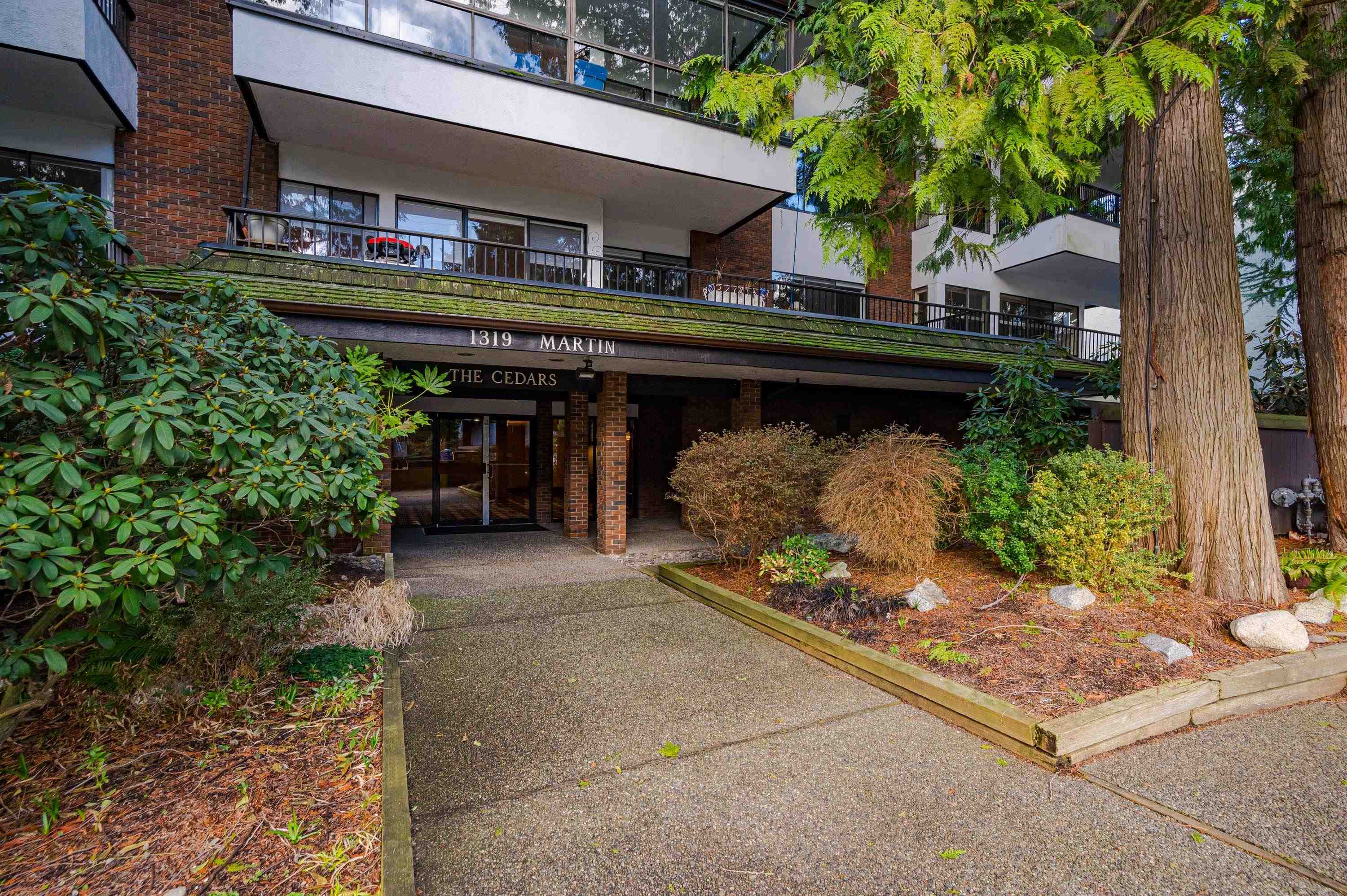 202-1319 MARTIN STREET, White Rock, British Columbia, 1 Bedroom Bedrooms, ,1 BathroomBathrooms,Residential Attached,For Sale,R2853313