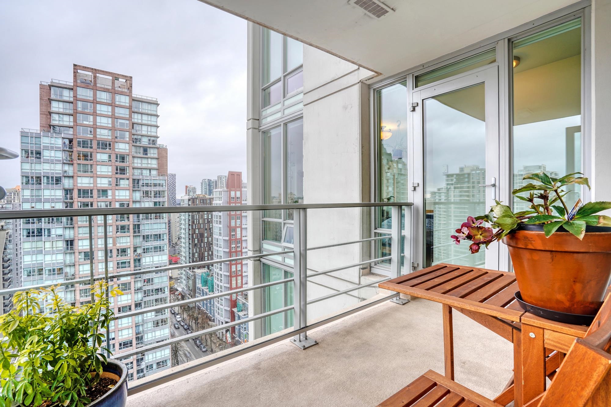 565 SMITHE, Vancouver, British Columbia V6B 0E4, 2 Bedrooms Bedrooms, ,2 BathroomsBathrooms,Residential Attached,For Sale,SMITHE,R2853857
