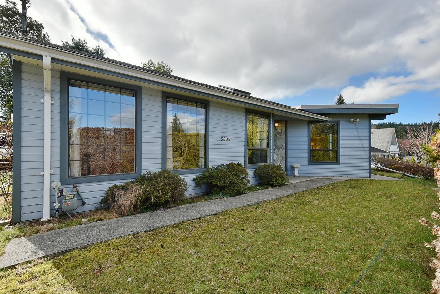 Sechelt District House/Single Family for sale:  3 bedroom 1,586 sq.ft. (Listed 2024-03-08)