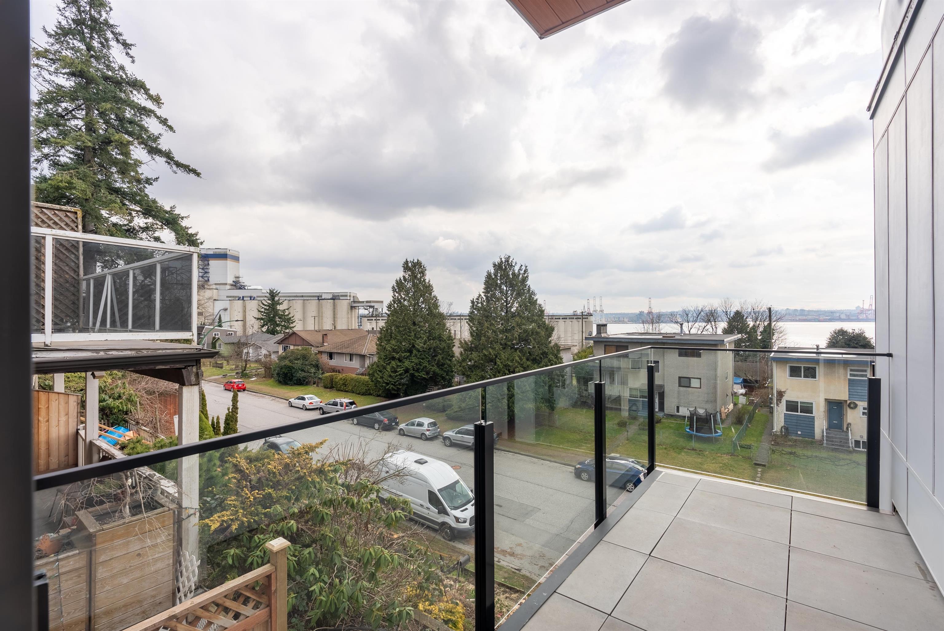 434 1ST, North Vancouver, British Columbia V7L 1B7, 5 Bedrooms Bedrooms, ,3 BathroomsBathrooms,Residential Attached,For Sale,1ST,R2859909