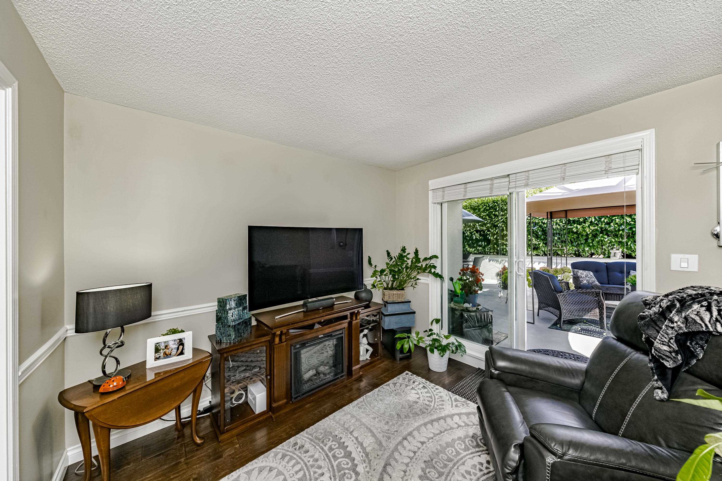 206-15367 BUENA VISTA AVENUE, White Rock, British Columbia, 2 Bedrooms Bedrooms, ,2 BathroomsBathrooms,Residential Attached,For Sale,R2861305