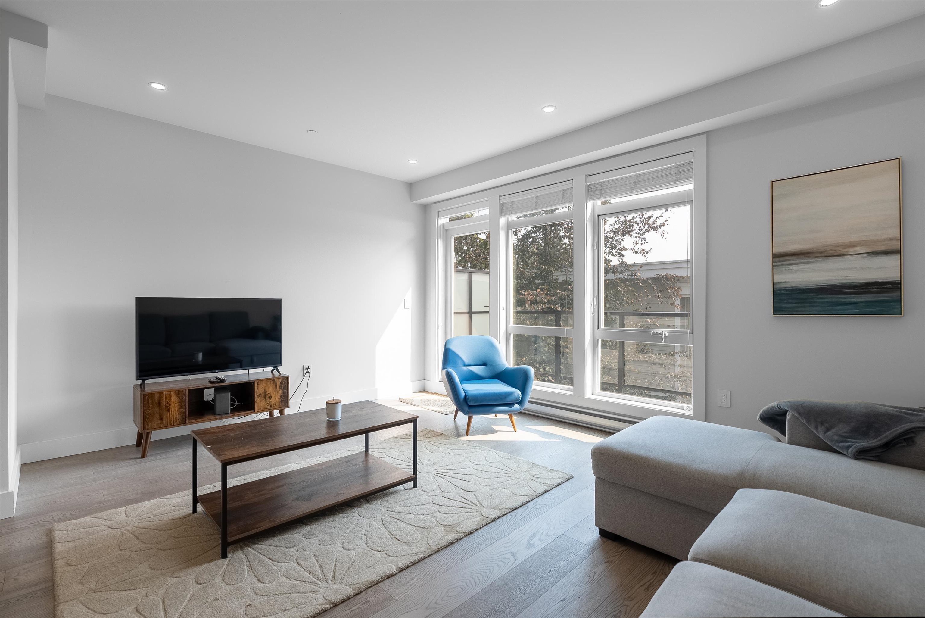 Listing image of 11 115 W QUEENS ROAD