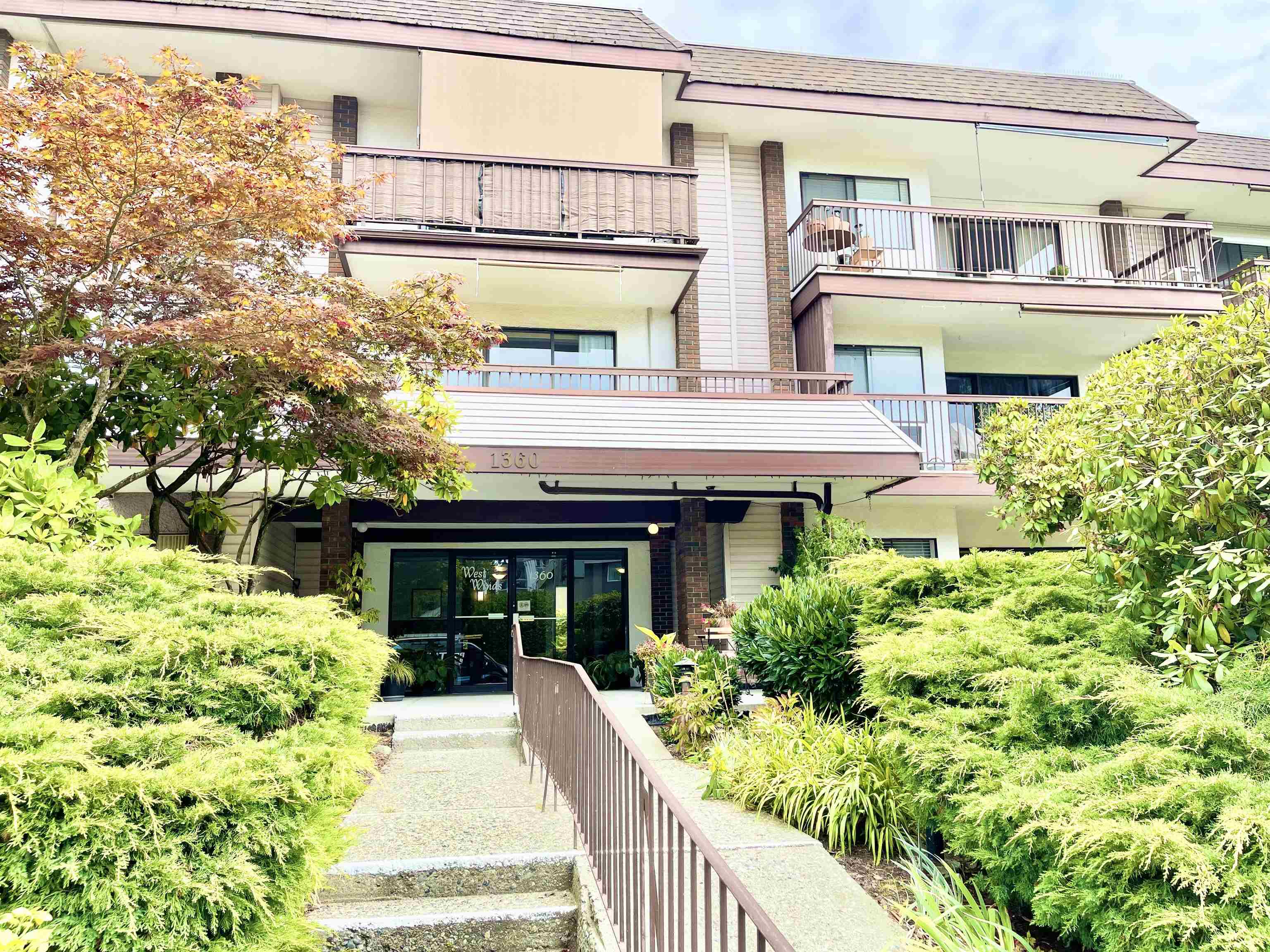 104-1360 MARTIN STREET, White Rock, British Columbia, 2 Bedrooms Bedrooms, ,2 BathroomsBathrooms,Residential Attached,For Sale,R2864103