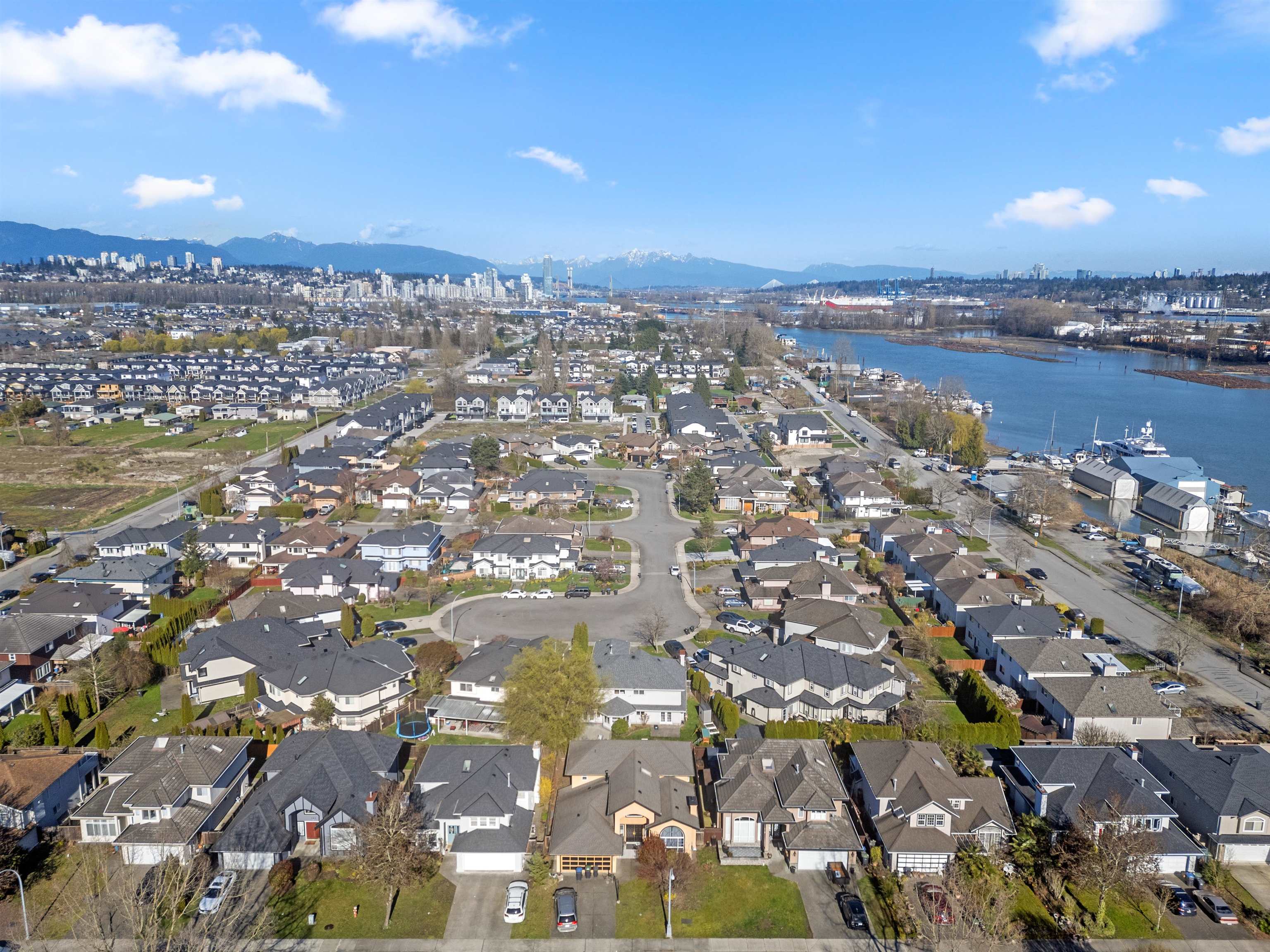 1240 PRETTY COURT, New Westminster, British Columbia V3M 6S1 R2865372
