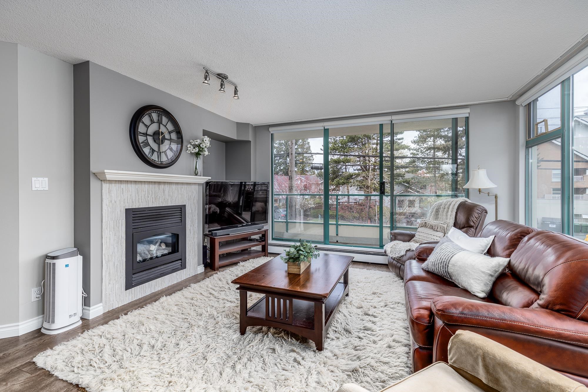202-15466 NORTH BLUFF ROAD, White Rock, British Columbia V4B 3G1, 2 Bedrooms Bedrooms, ,2 BathroomsBathrooms,Residential Attached,For Sale,R2865696