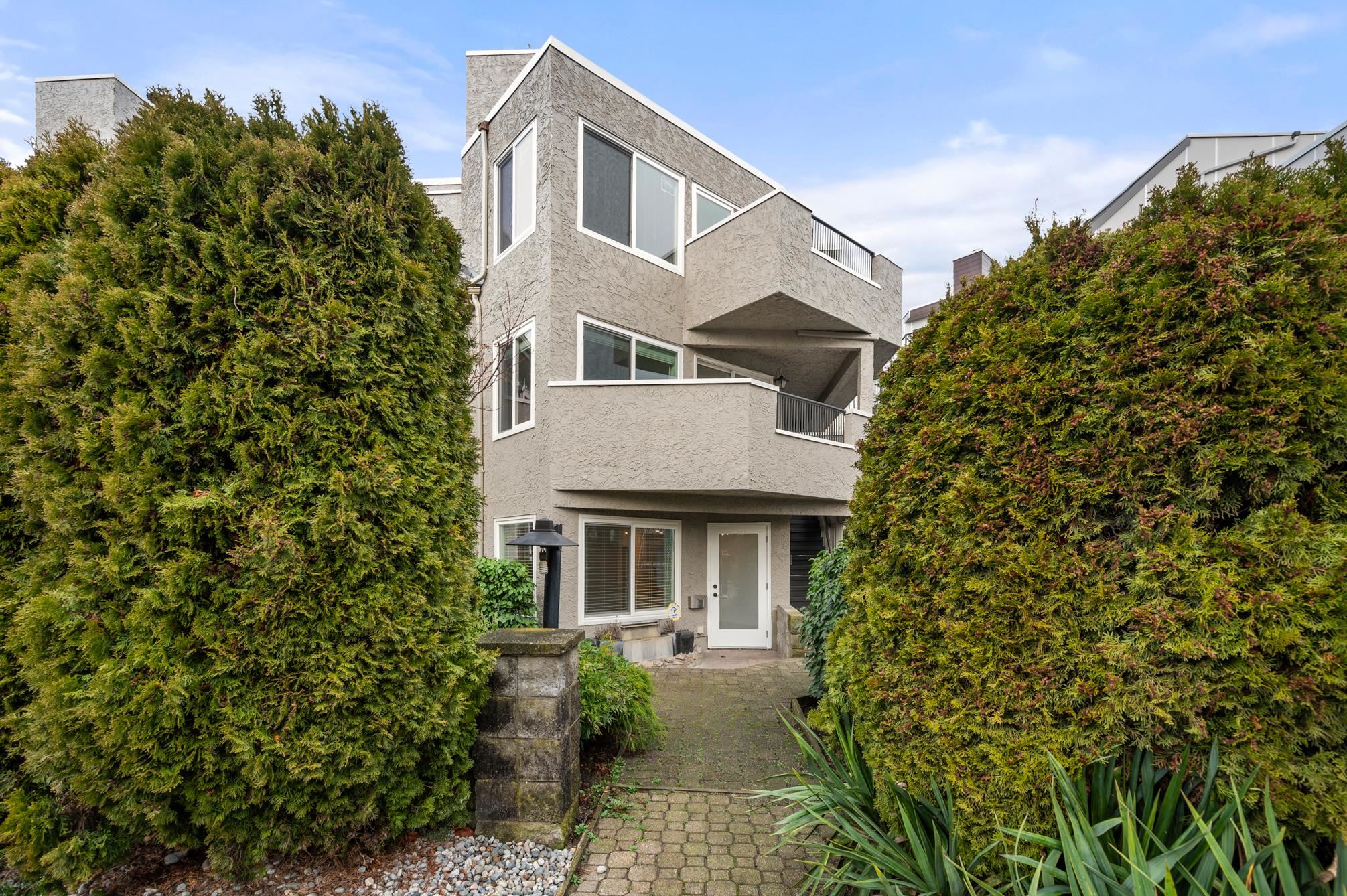 1-15971 MARINE DRIVE, White Rock, British Columbia, 2 Bedrooms Bedrooms, ,1 BathroomBathrooms,Residential Attached,For Sale,R2865959
