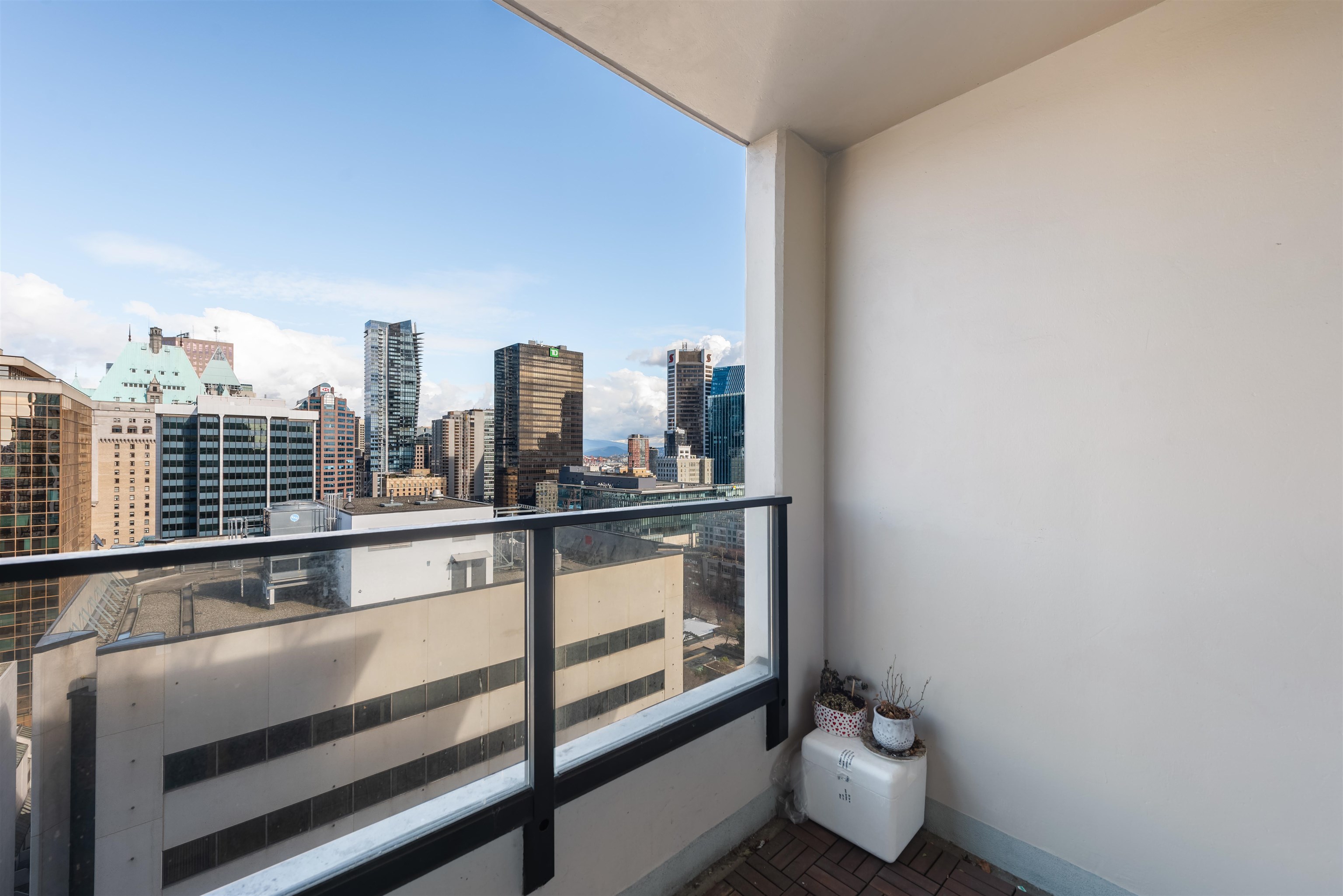 938 SMITHE, Vancouver, British Columbia V6Z 3H8, 1 Bedroom Bedrooms, ,1 BathroomBathrooms,Residential Attached,For Sale,SMITHE,R2867777