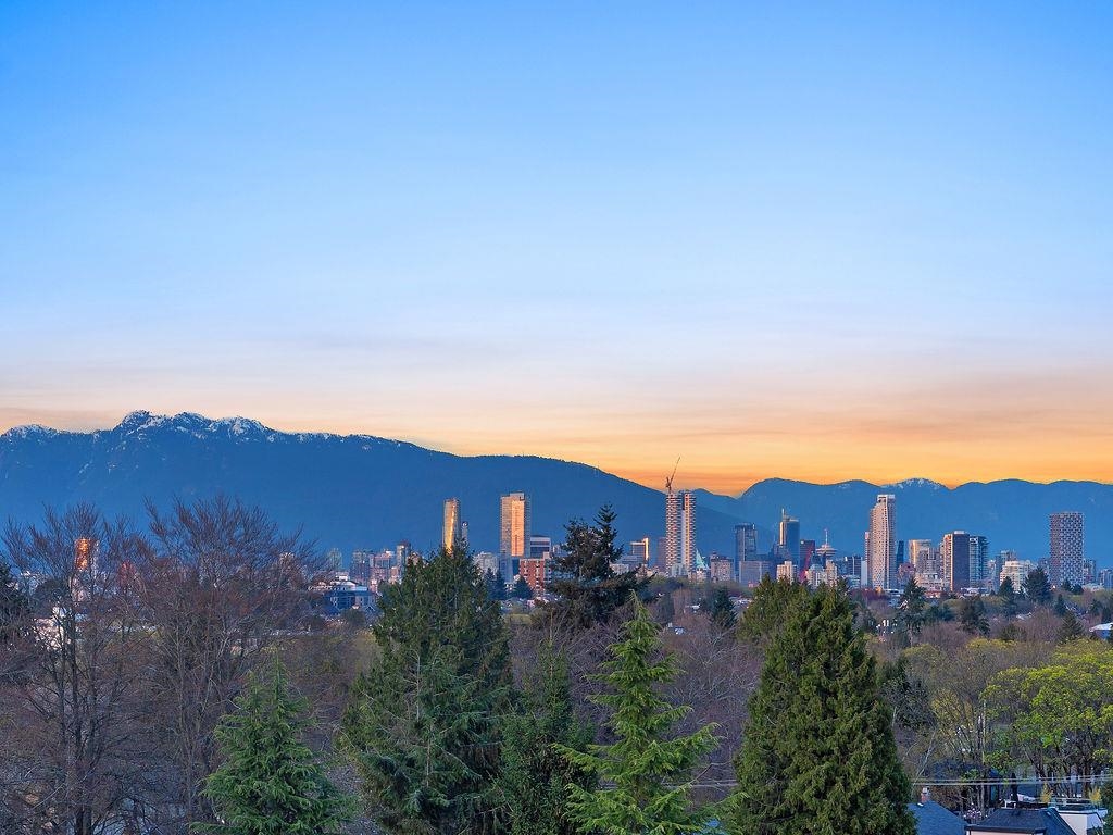 3538 14TH, Vancouver, British Columbia V6R 2W4, 3 Bedrooms Bedrooms, ,3 BathroomsBathrooms,Residential Attached,For Sale,14TH,R2867970