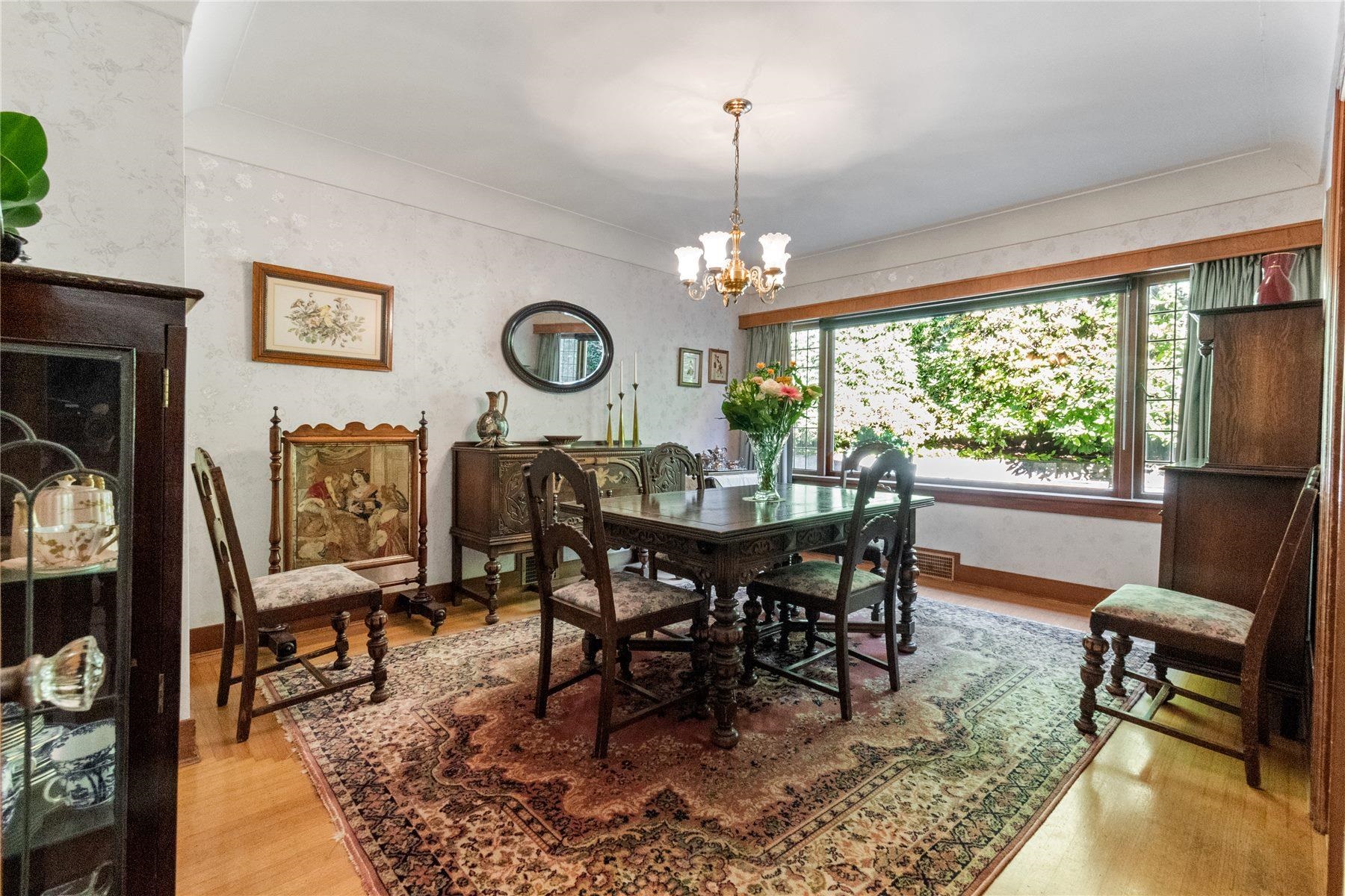 Listing image of 3870 LONSDALE AVENUE