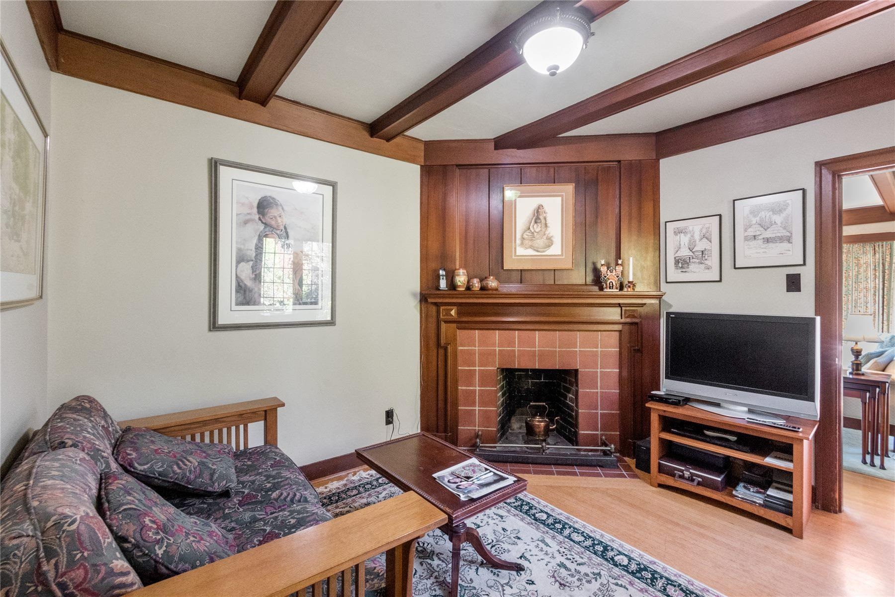 Listing image of 3870 LONSDALE AVENUE