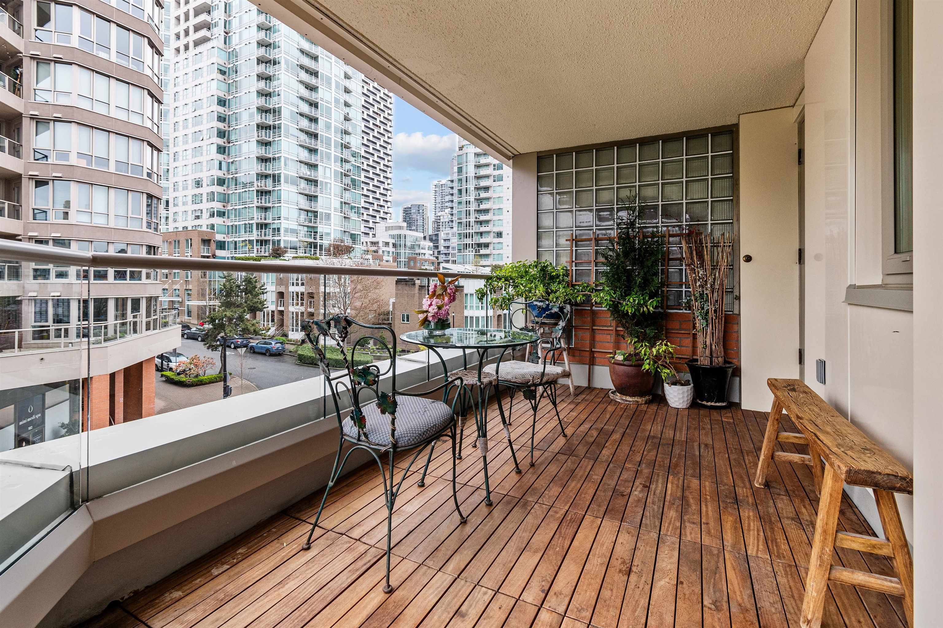 401-1675 HORNBY STREET, Vancouver, British Columbia, 2 Bedrooms Bedrooms, ,2 BathroomsBathrooms,Residential Attached,For Sale,R2870906