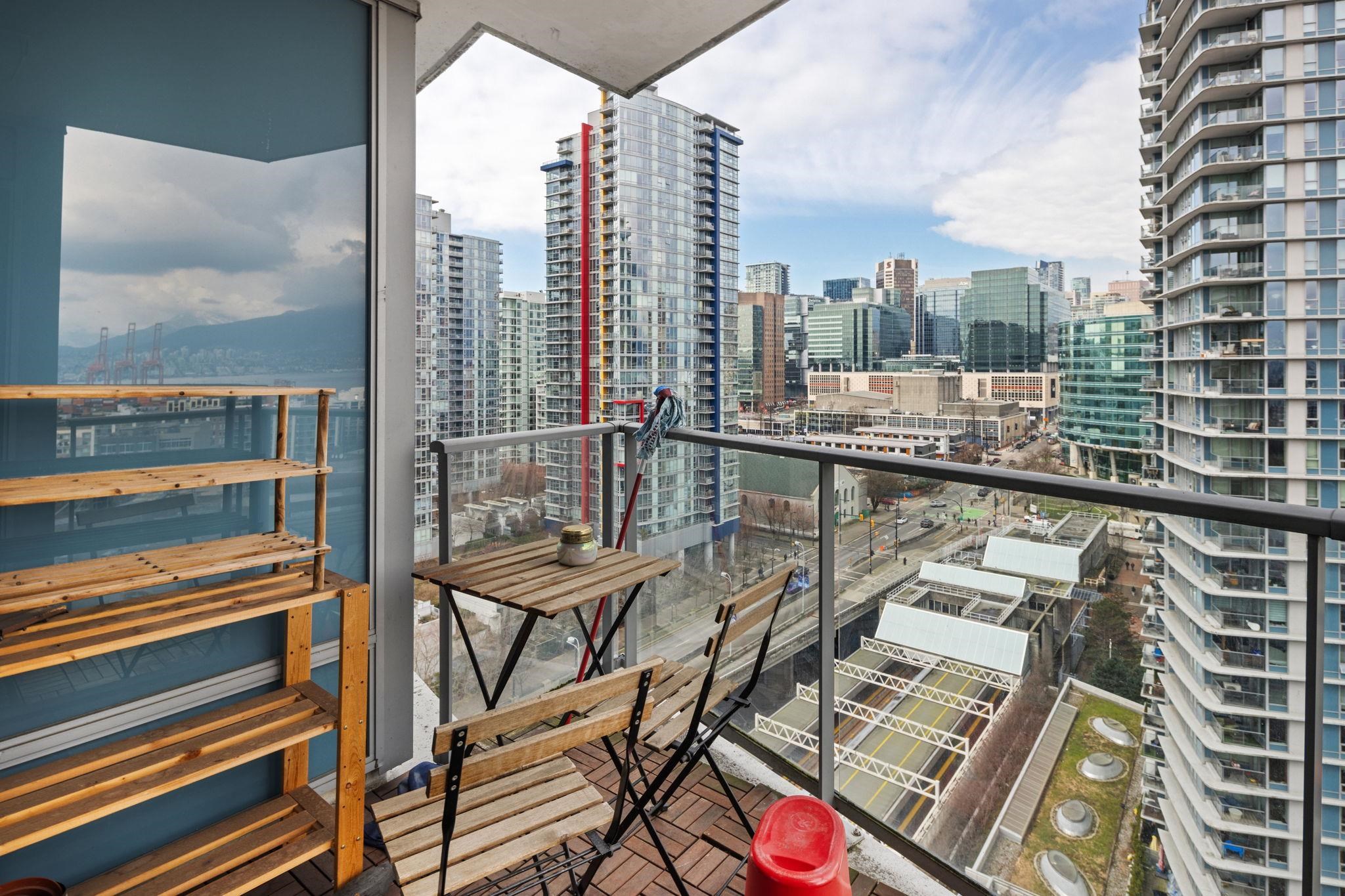 689 ABBOTT, Vancouver, British Columbia V6B 0J2, 2 Bedrooms Bedrooms, ,2 BathroomsBathrooms,Residential Attached,For Sale,ABBOTT,R2871677