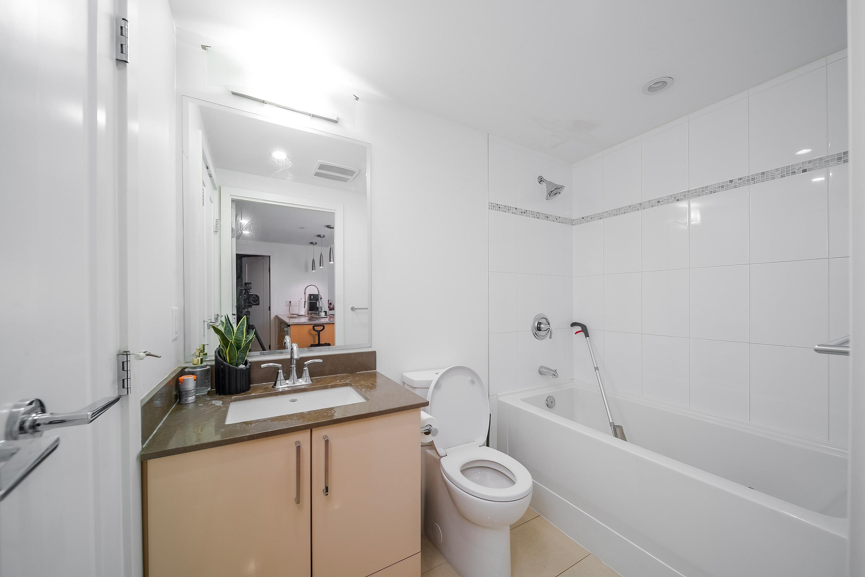 88 1ST, Vancouver, British Columbia V5Y 0K2, 2 Bedrooms Bedrooms, ,2 BathroomsBathrooms,Residential Attached,For Sale,1ST,R2871705
