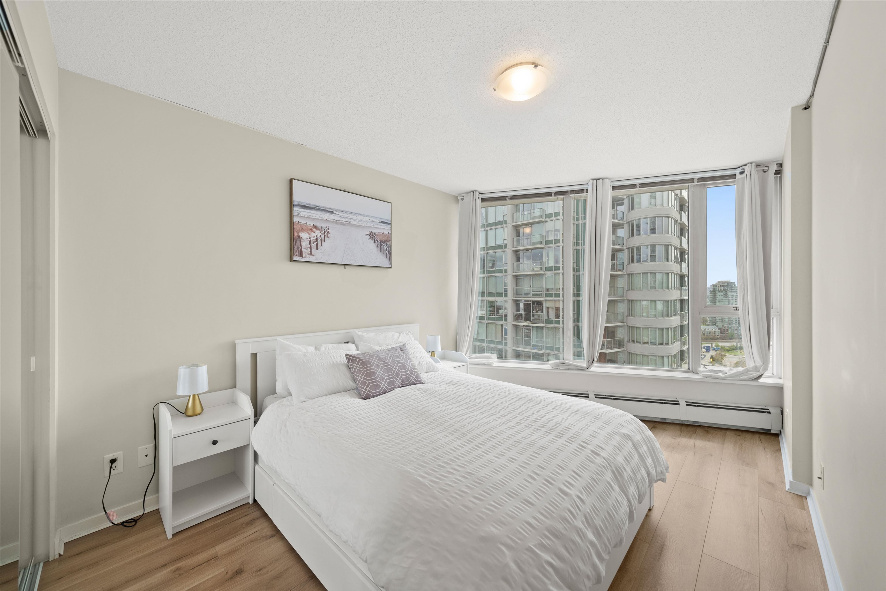 689 ABBOTT, Vancouver, British Columbia V6B 0J2, 2 Bedrooms Bedrooms, ,2 BathroomsBathrooms,Residential Attached,For Sale,ABBOTT,R2871928