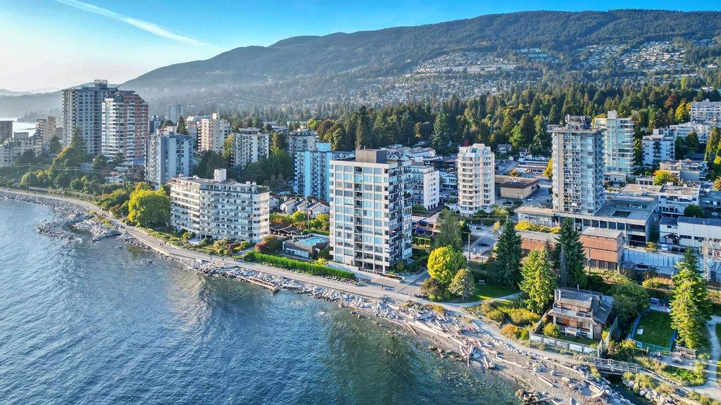 111 18TH, West Vancouver, British Columbia V7V 3V3, 3 Bedrooms Bedrooms, ,3 BathroomsBathrooms,Residential Attached,For Sale,18TH,R2872240