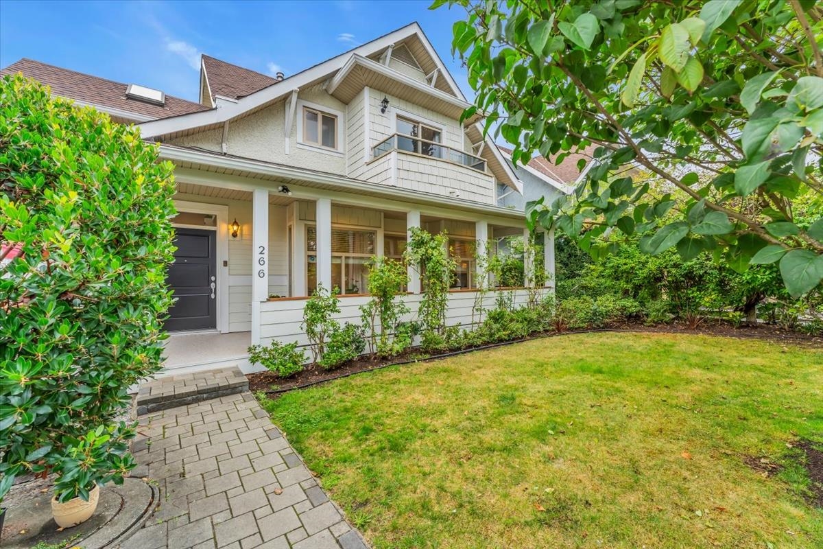 266 17TH, North Vancouver, British Columbia V7M 1V6, 4 Bedrooms Bedrooms, ,3 BathroomsBathrooms,Residential Attached,For Sale,17TH,R2872263