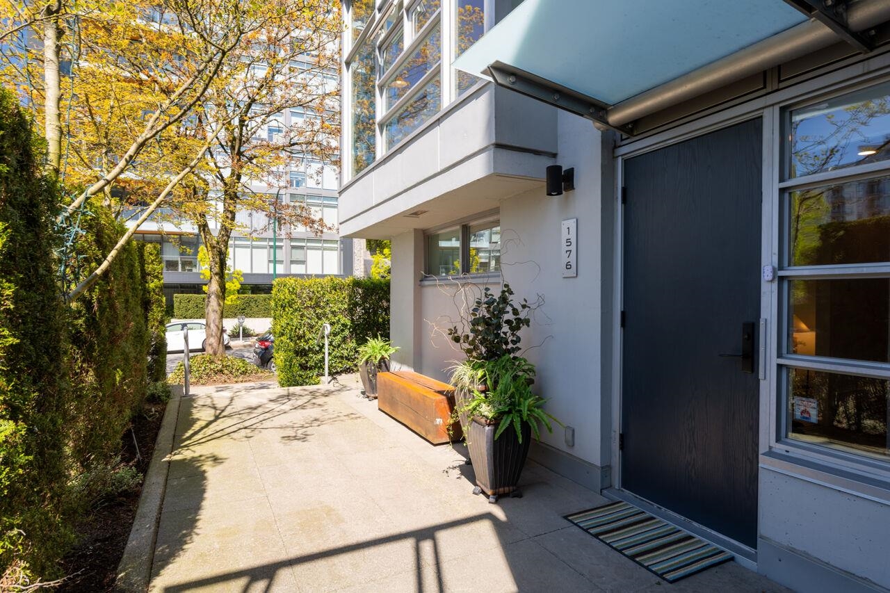 1576 W8TH AVENUE, Vancouver, British Columbia, 2 Bedrooms Bedrooms, ,3 BathroomsBathrooms,Residential Attached,For Sale,R2873194