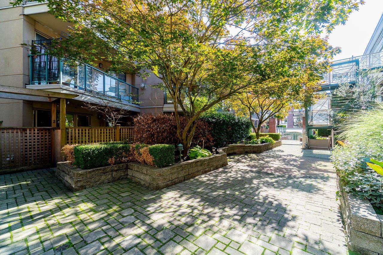 Listing image of 208 332 LONSDALE AVENUE