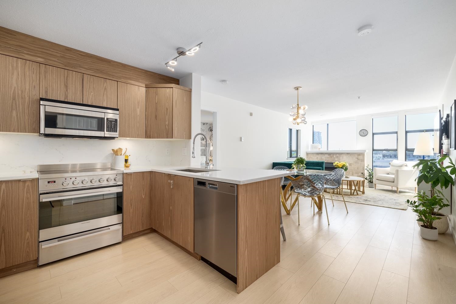 Listing image of 304 305 LONSDALE AVENUE