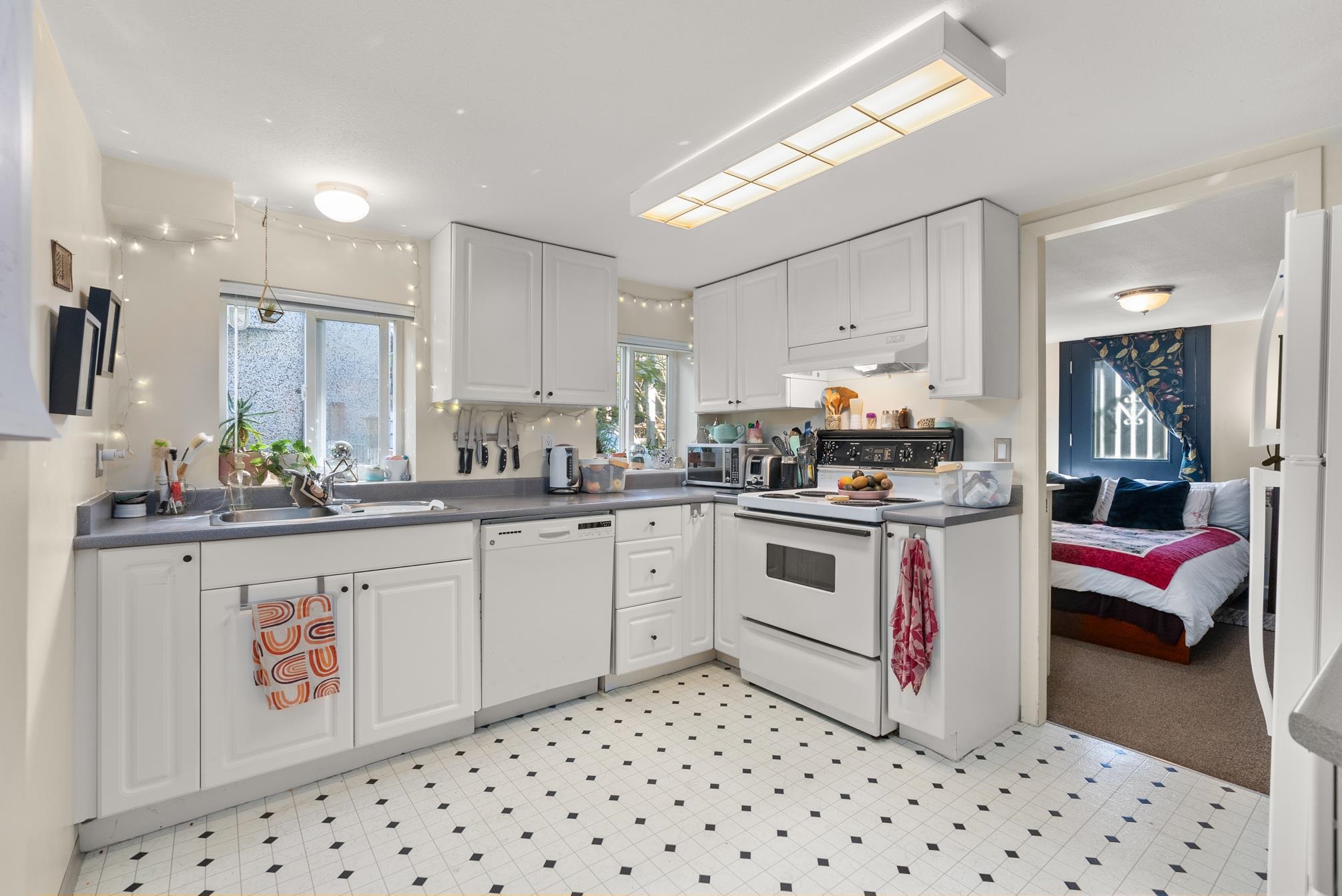 Listing image of 28 W 21ST AVENUE