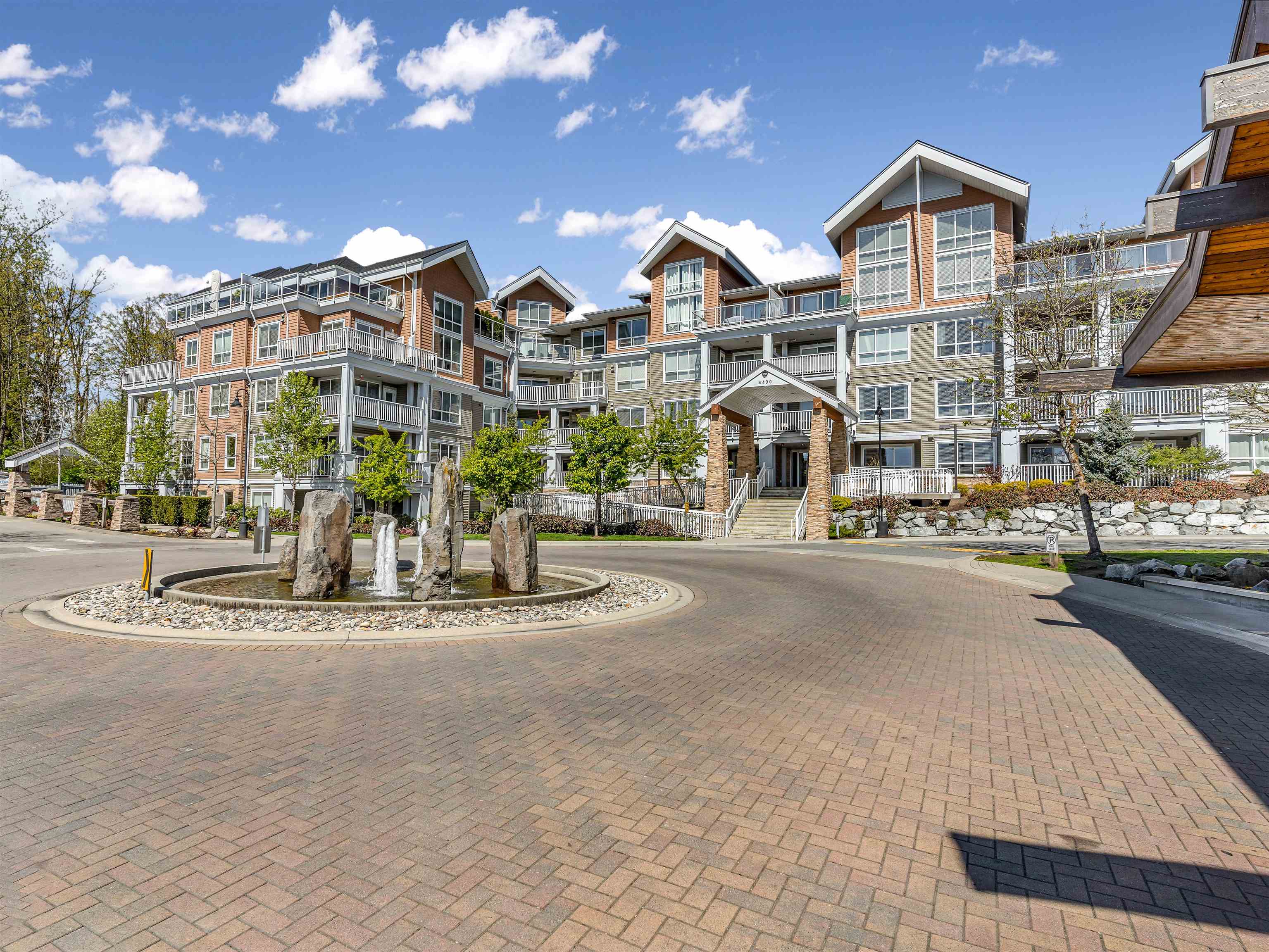 315-6490 194 STREET, Surrey, British Columbia, 2 Bedrooms Bedrooms, ,2 BathroomsBathrooms,Residential Attached,For Sale,R2874190