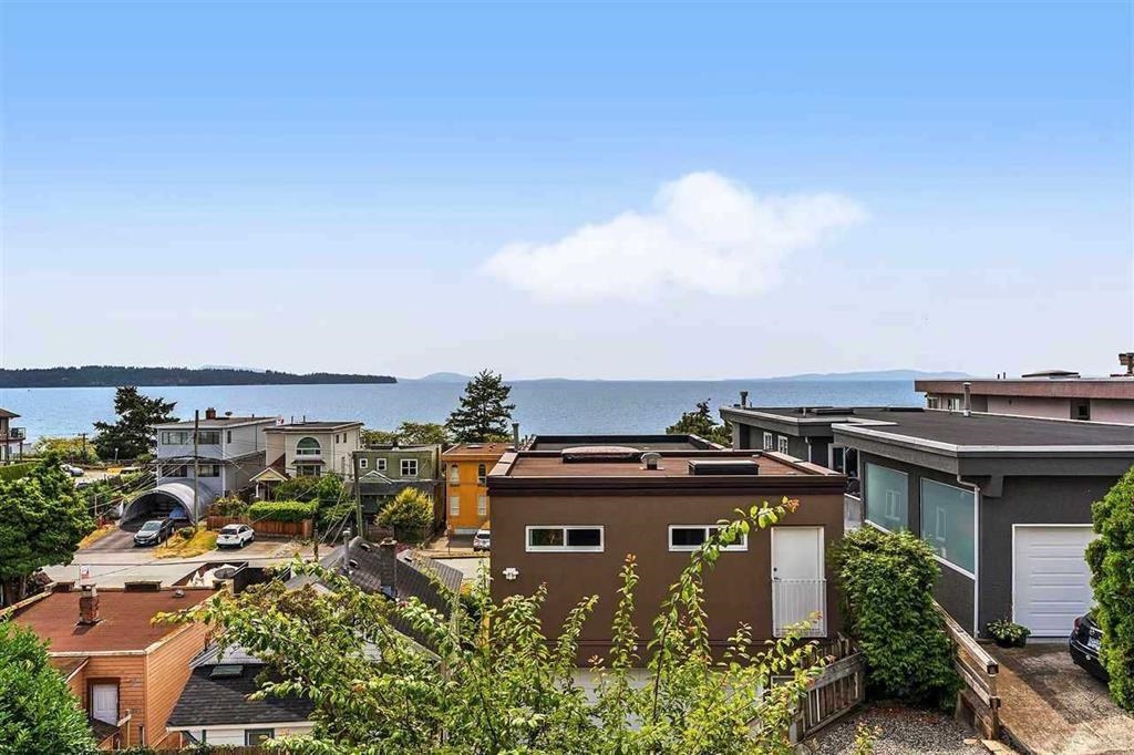 15542 COLUMBIA AVENUE, White Rock, British Columbia V4B 1K4, 2 Bedrooms Bedrooms, ,3 BathroomsBathrooms,Residential Detached,For Sale,R2874842