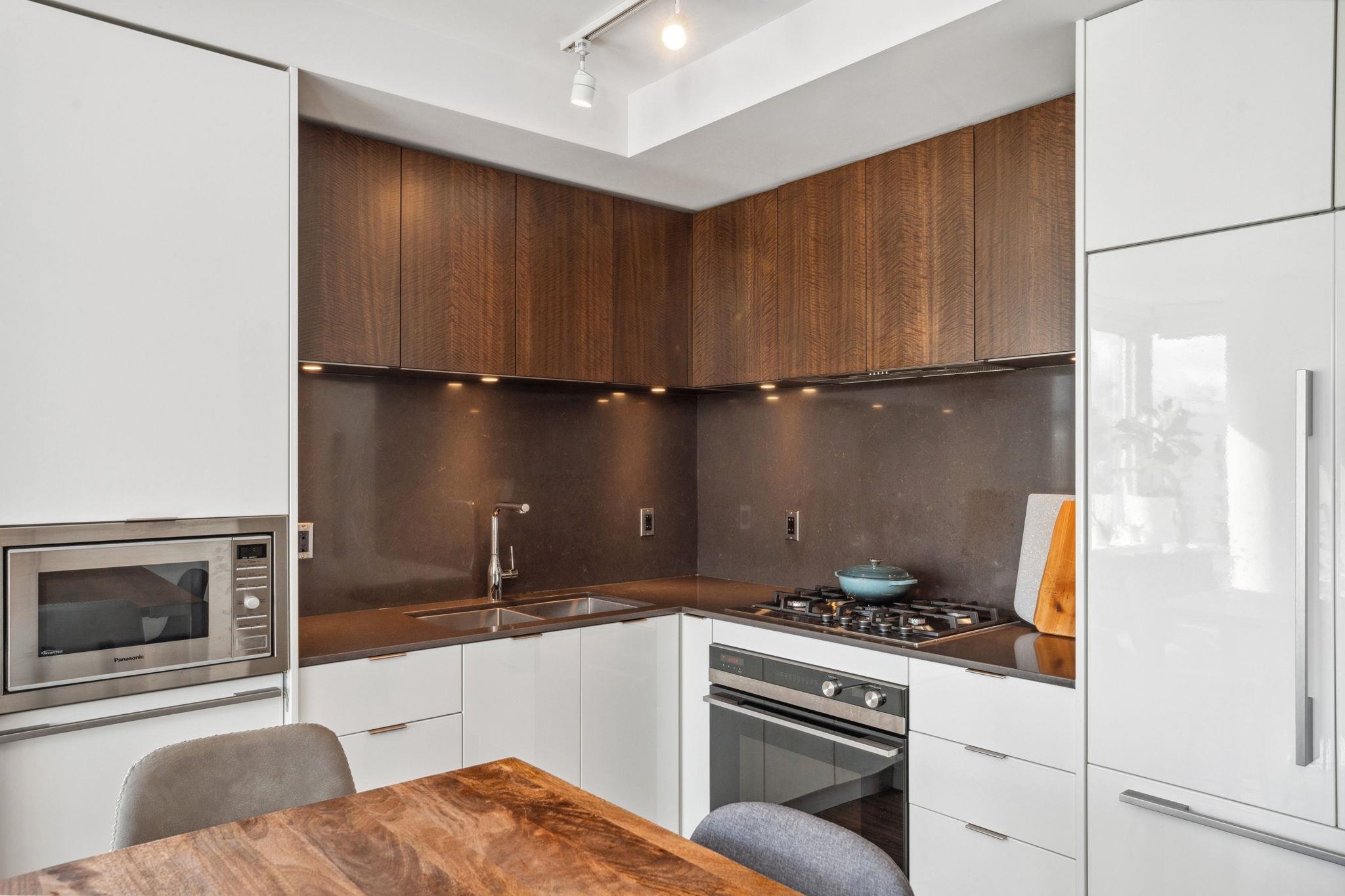209 7TH, Vancouver, British Columbia V5T 0H3, 2 Bedrooms Bedrooms, ,2 BathroomsBathrooms,Residential Attached,For Sale,7TH,R2874845