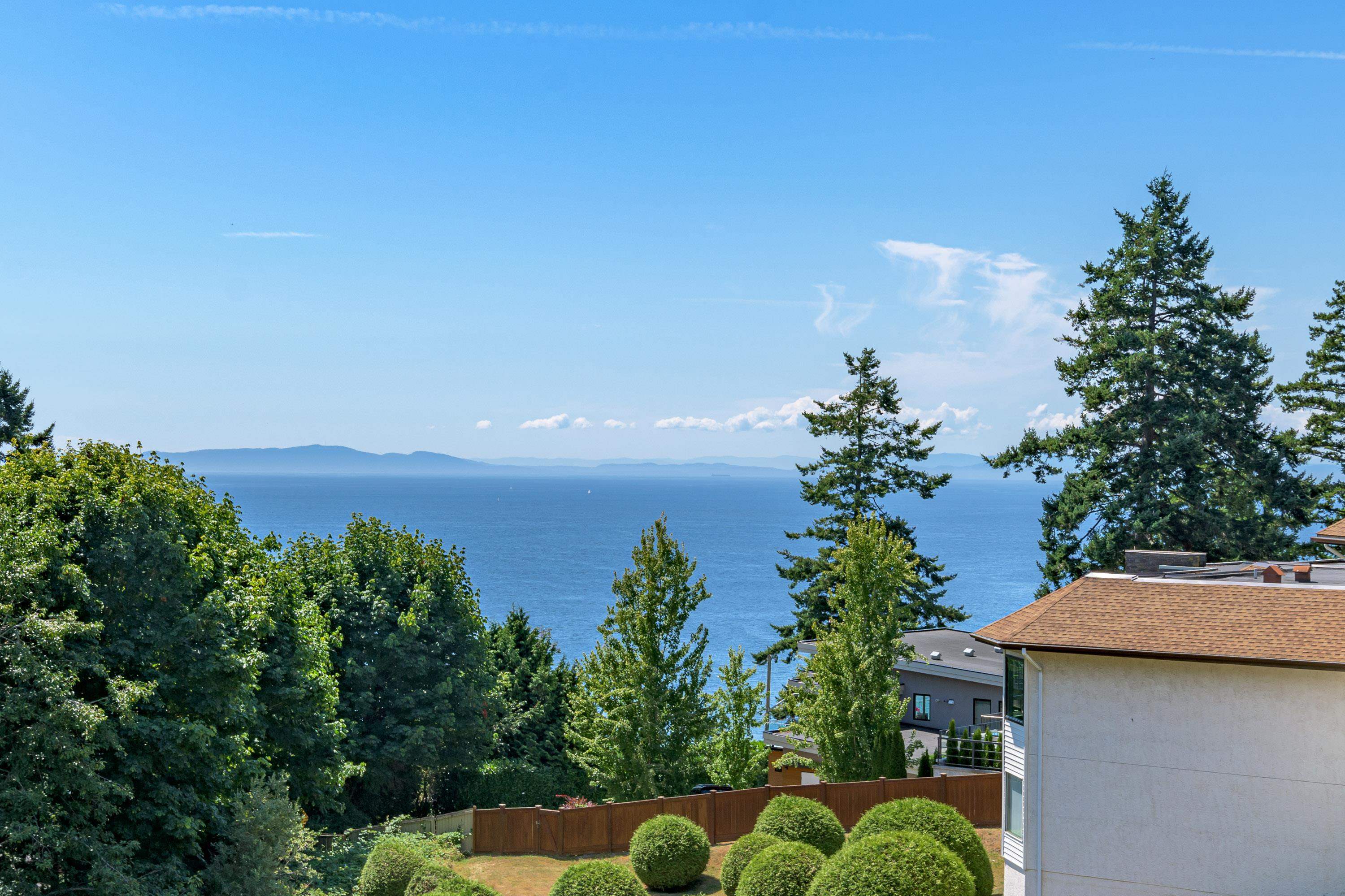 1350 VIDAL, White Rock, British Columbia V4B 5G6, 2 Bedrooms Bedrooms, ,2 BathroomsBathrooms,Residential Attached,For Sale,VIDAL,R2875839