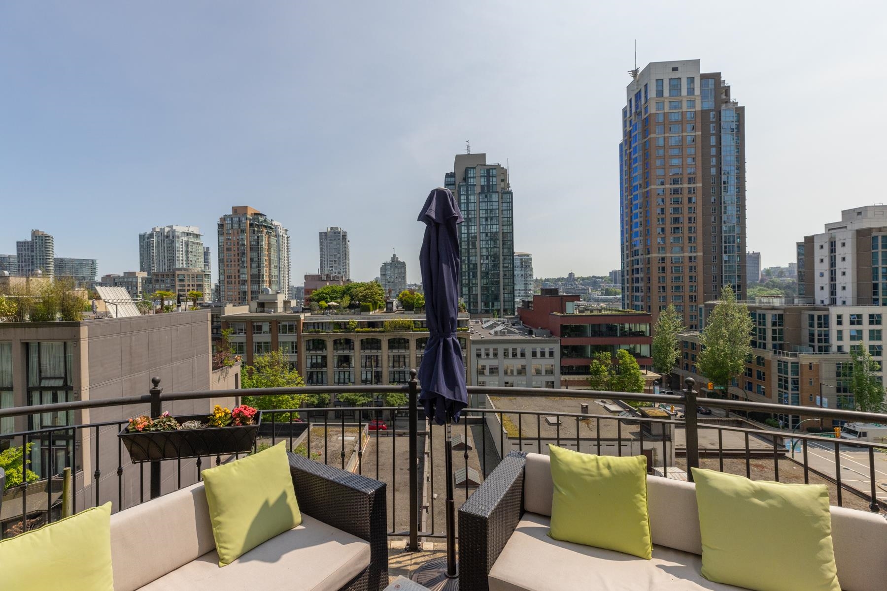 1280 RICHARDS, Vancouver, British Columbia V6B 1S2, 3 Bedrooms Bedrooms, ,2 BathroomsBathrooms,Residential Attached,For Sale,RICHARDS,R2876209
