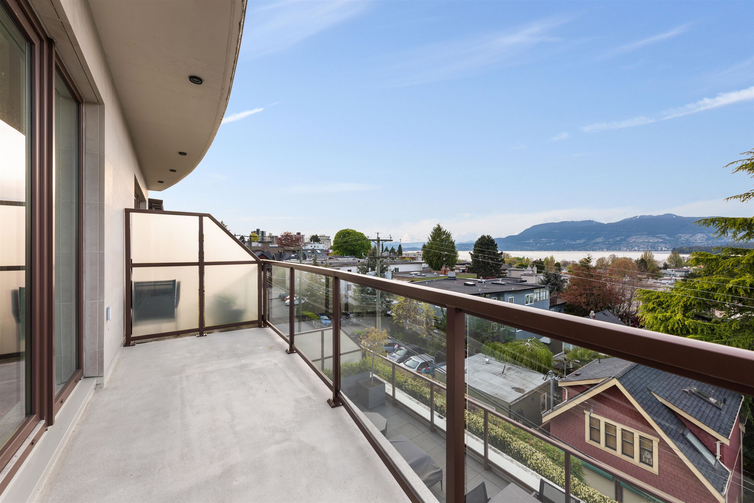 2035 4TH, Vancouver, British Columbia V6J 1N3, 2 Bedrooms Bedrooms, ,2 BathroomsBathrooms,Residential Attached,For Sale,4TH,R2876378