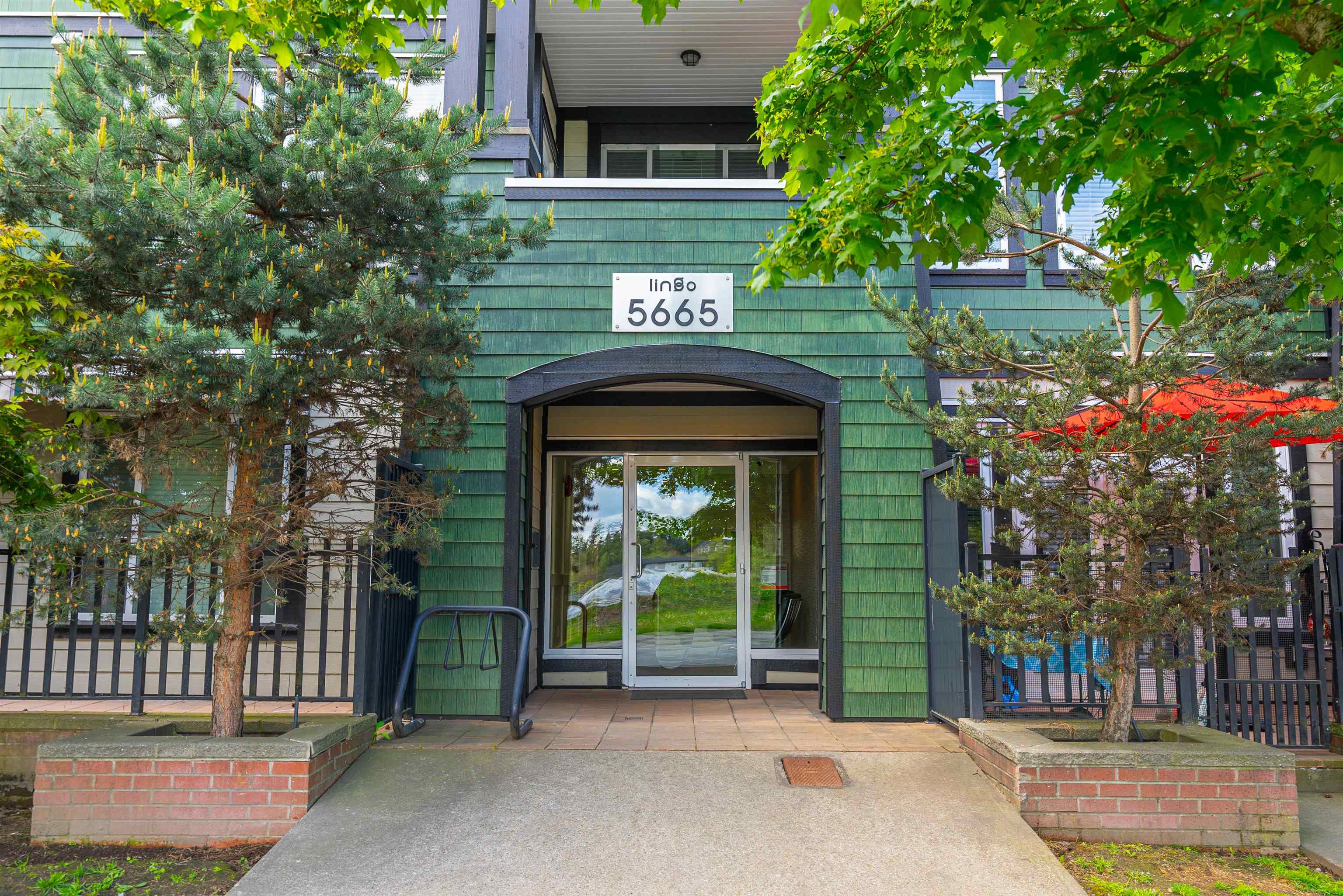209-5665 177B STREET, Surrey, British Columbia, 1 Bedroom Bedrooms, ,1 BathroomBathrooms,Residential Attached,For Sale,R2877508
