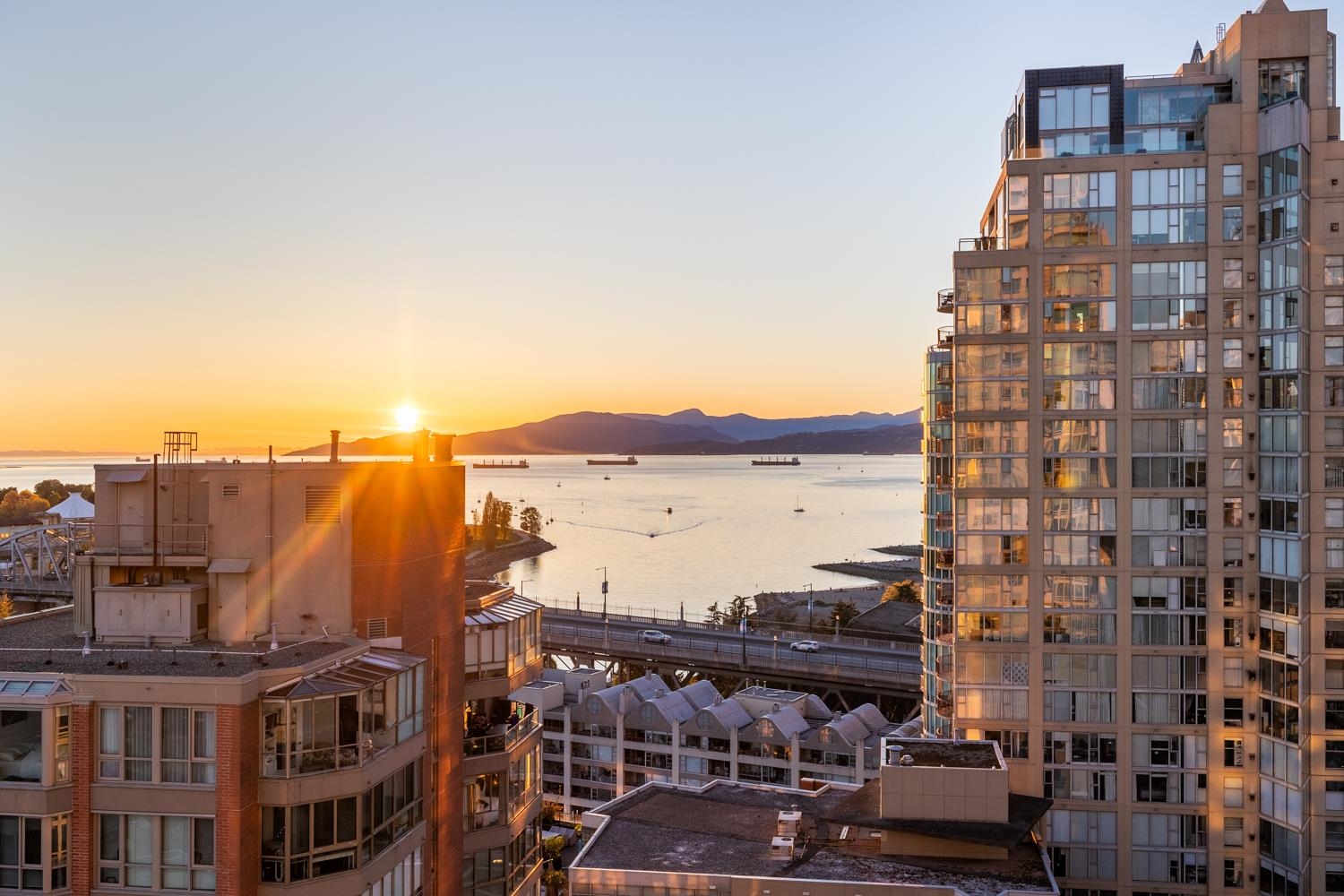 2105-1500 HORNBY STREET, Vancouver, British Columbia Apartment/Condo, 2 Bedrooms, 2 Bathrooms, Residential Attached,For Sale, MLS-R2879578