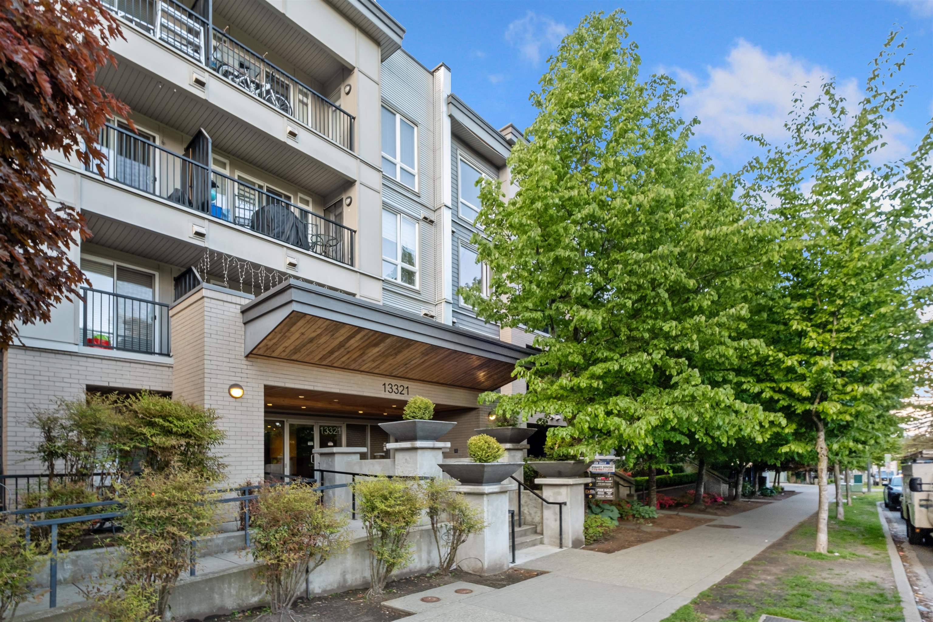 411-13321 102A STREET, Surrey, British Columbia Apartment/Condo, 1 Bedroom, 1 Bathroom, Residential Attached,For Sale, MLS-R2880337