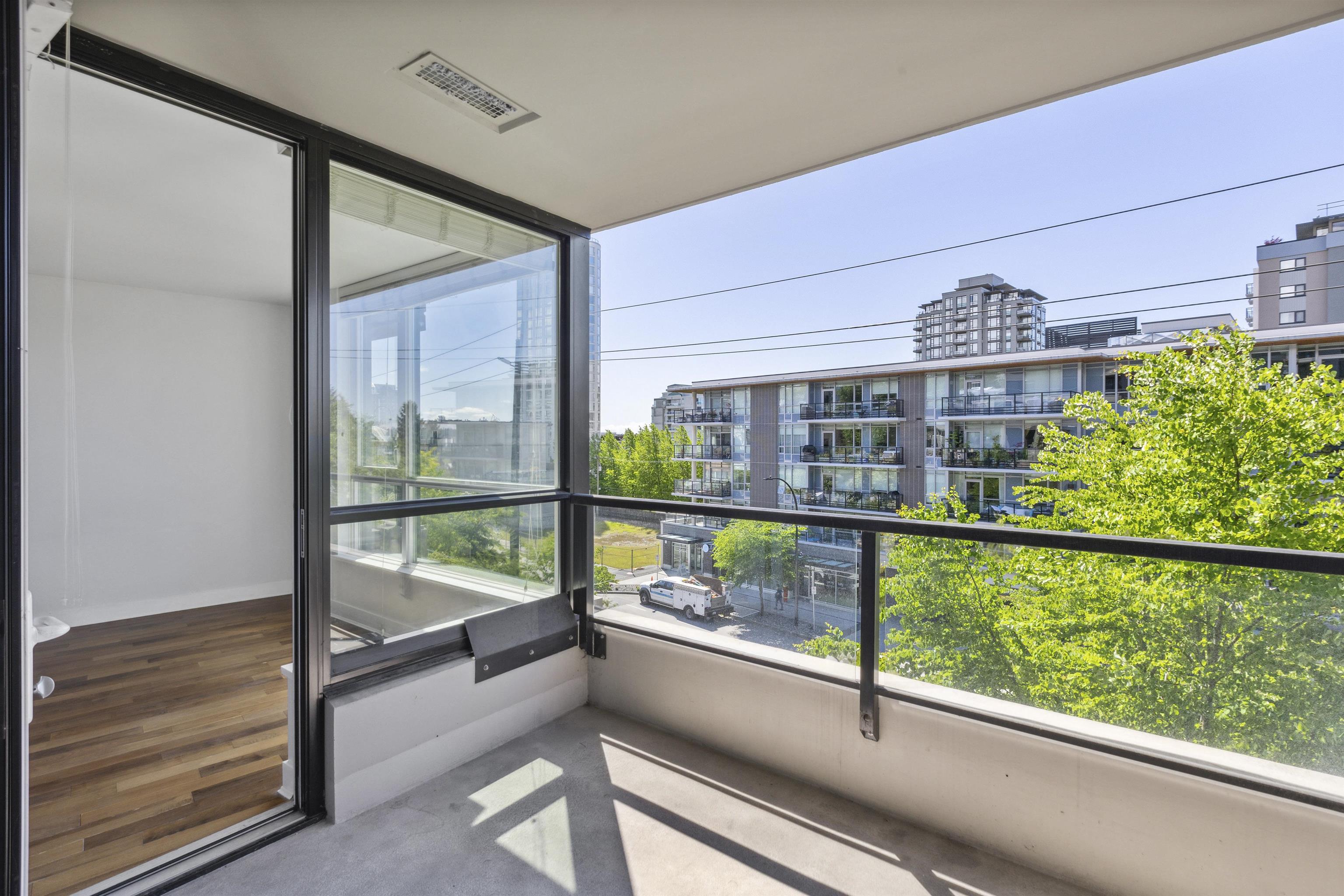 Listing image of 405 160 W 3RD STREET