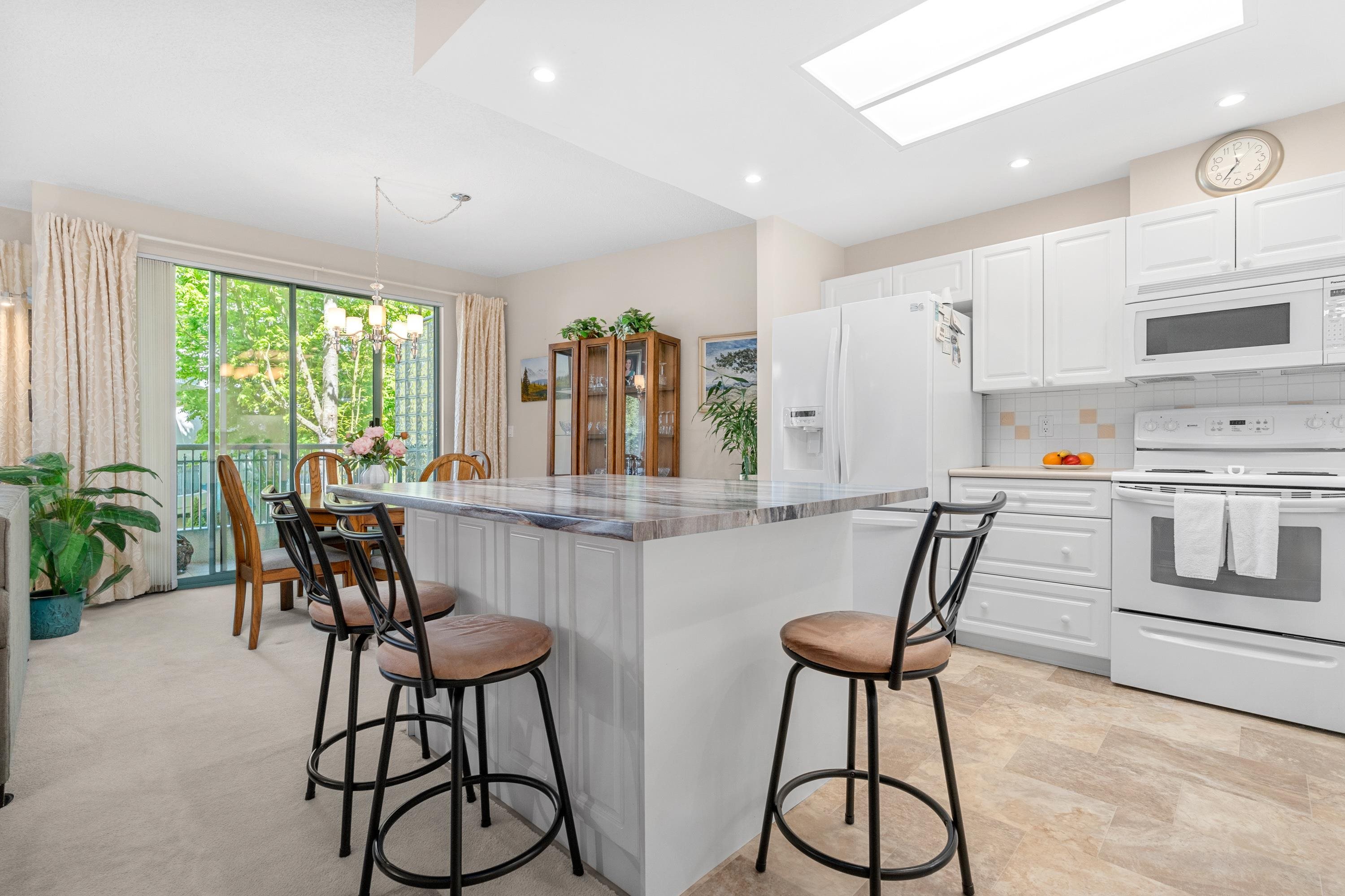 Sunnyside Park Surrey Apartment/Condo for sale:  2 bedroom 1,301 sq.ft. (Listed 2024-05-28)
