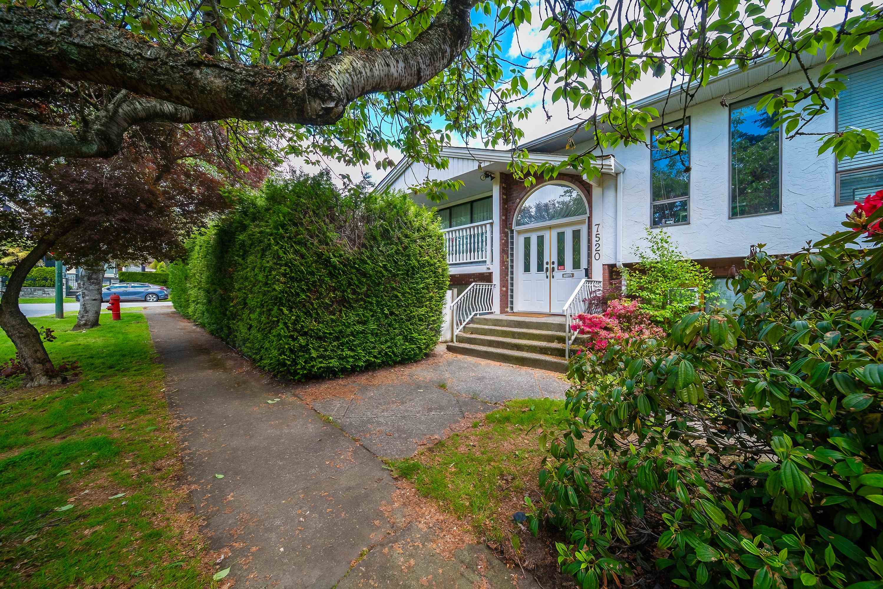 7520 Montcalm Street, Vancouver, South Granville, V6P 4N8 1