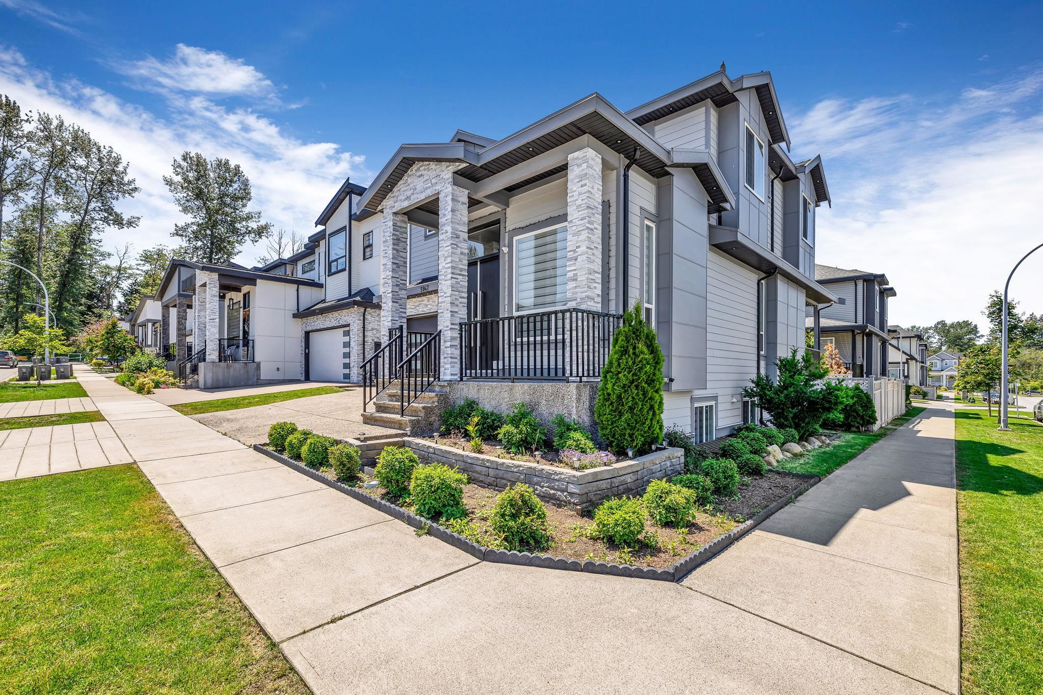 5947 140b Street, Surrey, Sullivan Station, V3X 0J3 2