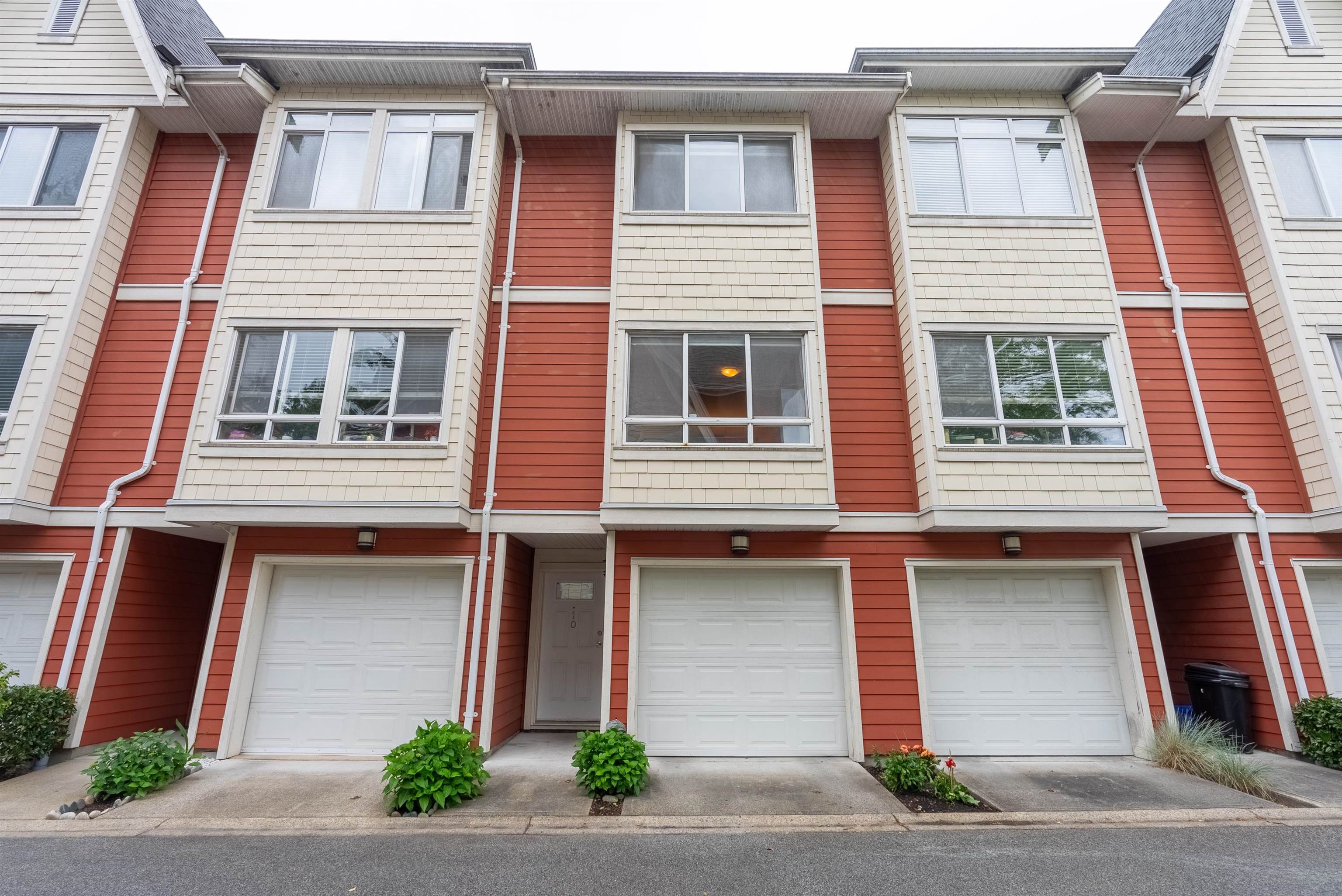McLennan North Townhouse for sale:  3 bedroom 1,415 sq.ft. (Listed 2024-06-17)