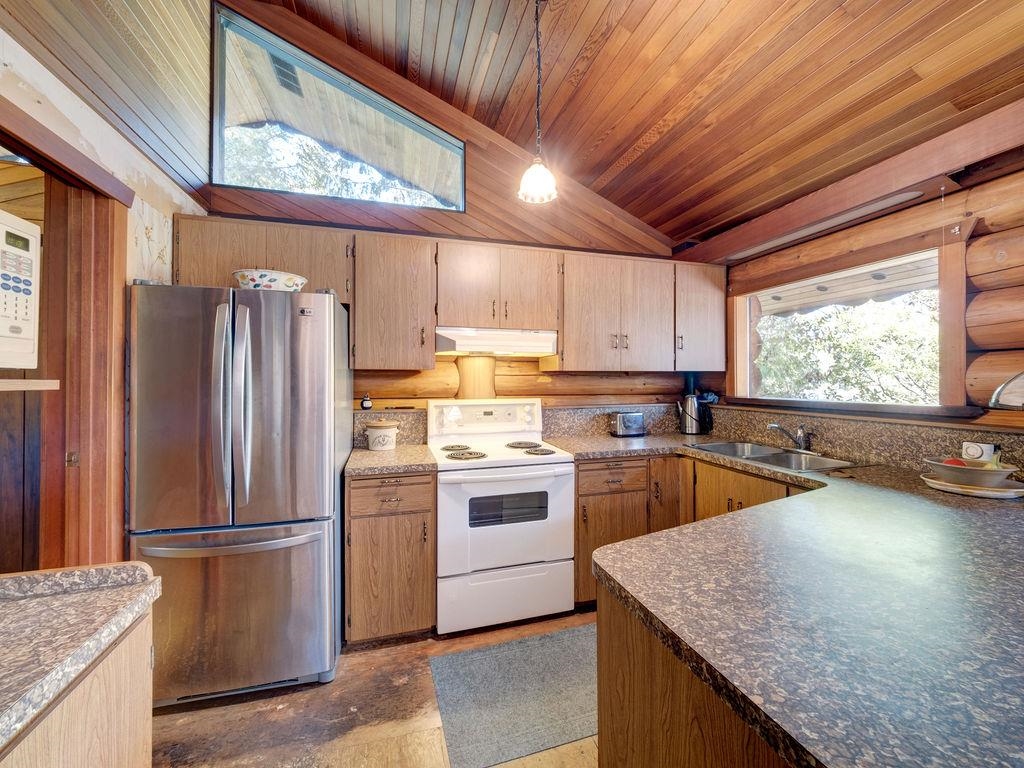 9862 Wescan Road, Halfmoon Bay, Halfmn Bay Secret Cv Redroofs, V7Z 1G2 10