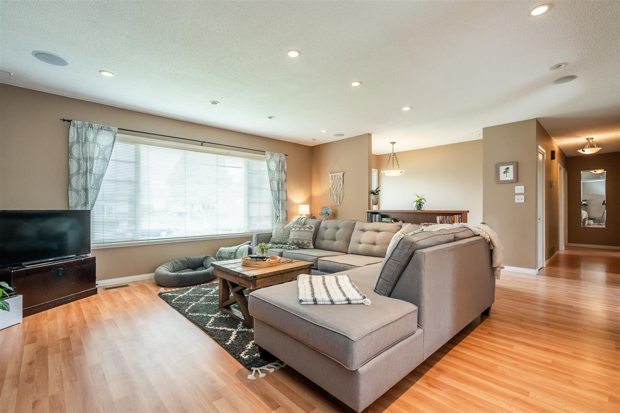 15730 Russell Avenue, White Rock, White Rock, V4B 2S1 4