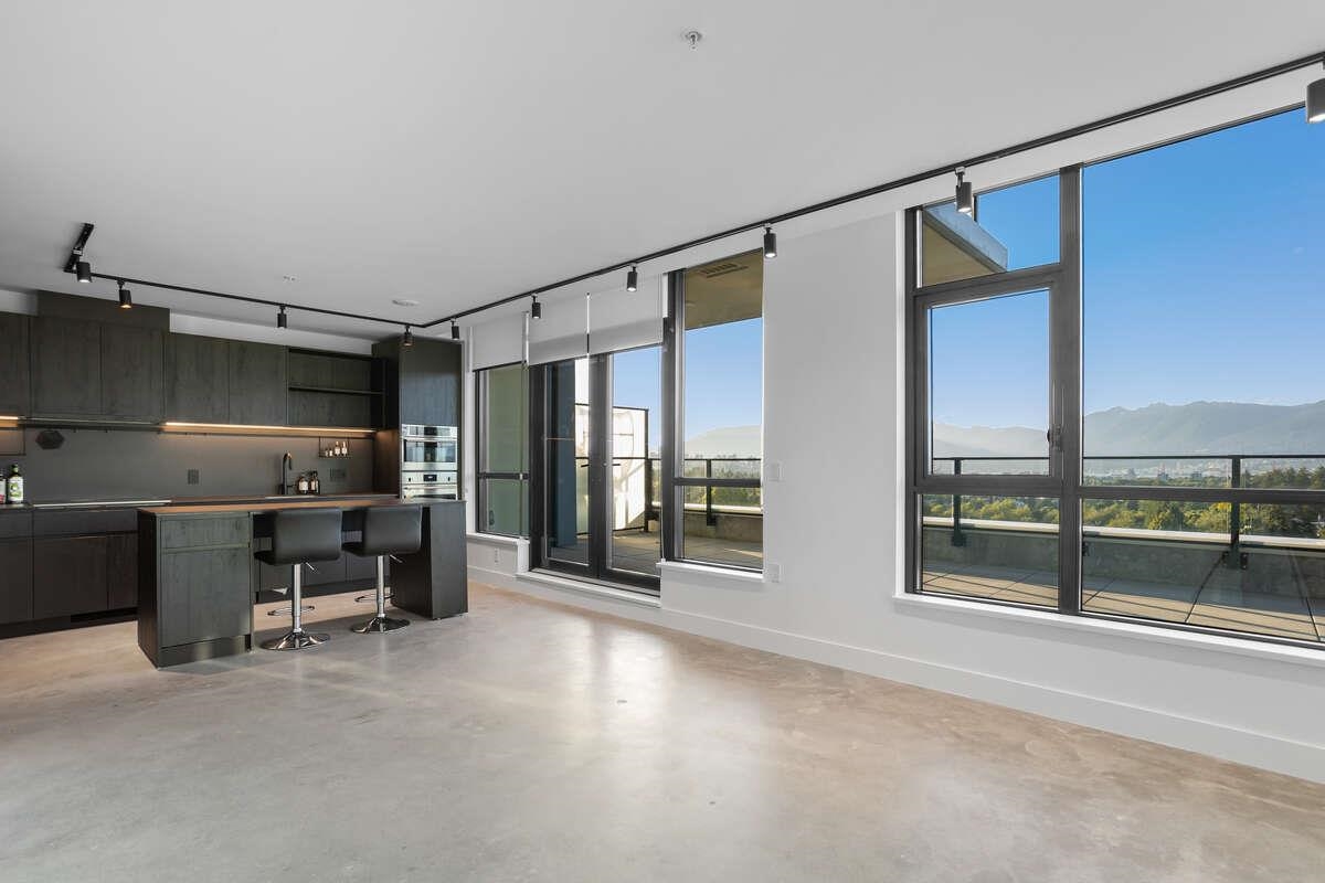 Listing image of 707 3996 DUMFRIES STREET