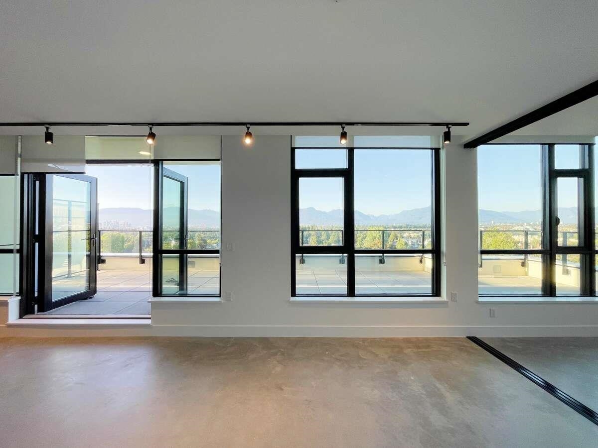 Listing image of 707 3996 DUMFRIES STREET