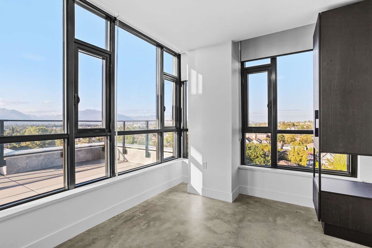Listing image of 707 3996 DUMFRIES STREET