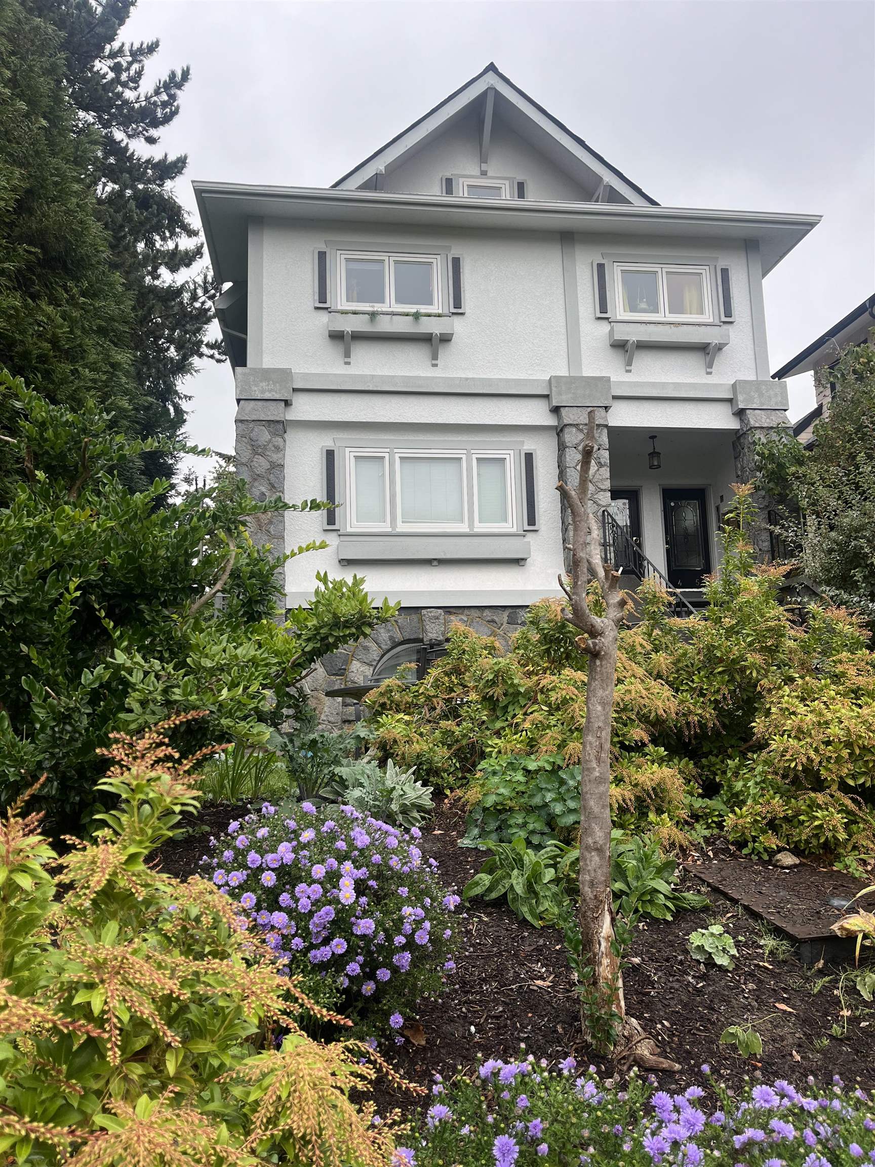 2575 W 3rd Avenue, Vancouver, Kitsilano, V6K 1M2