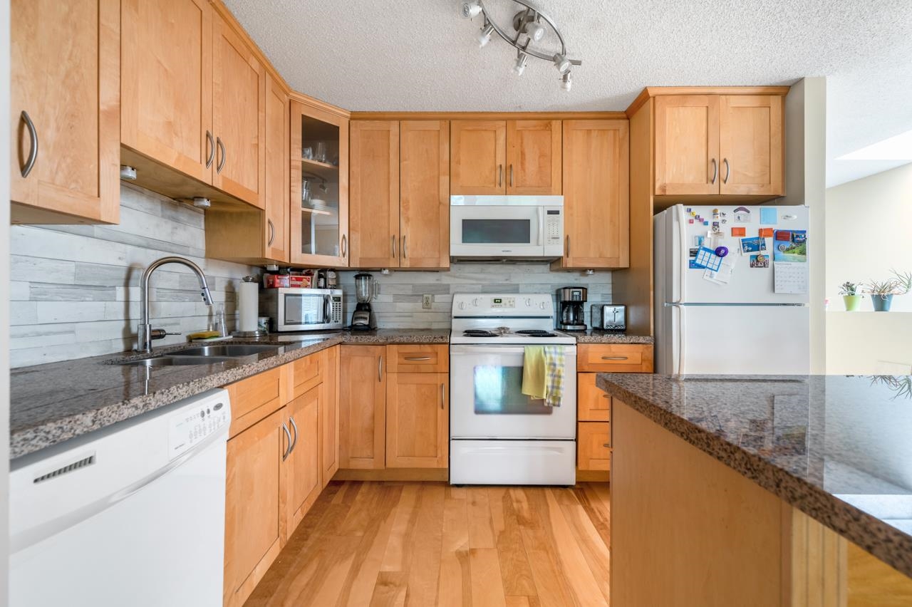 303 333 Wethersfield Drive, Vancouver, South Cambie, V5X 4M9 2